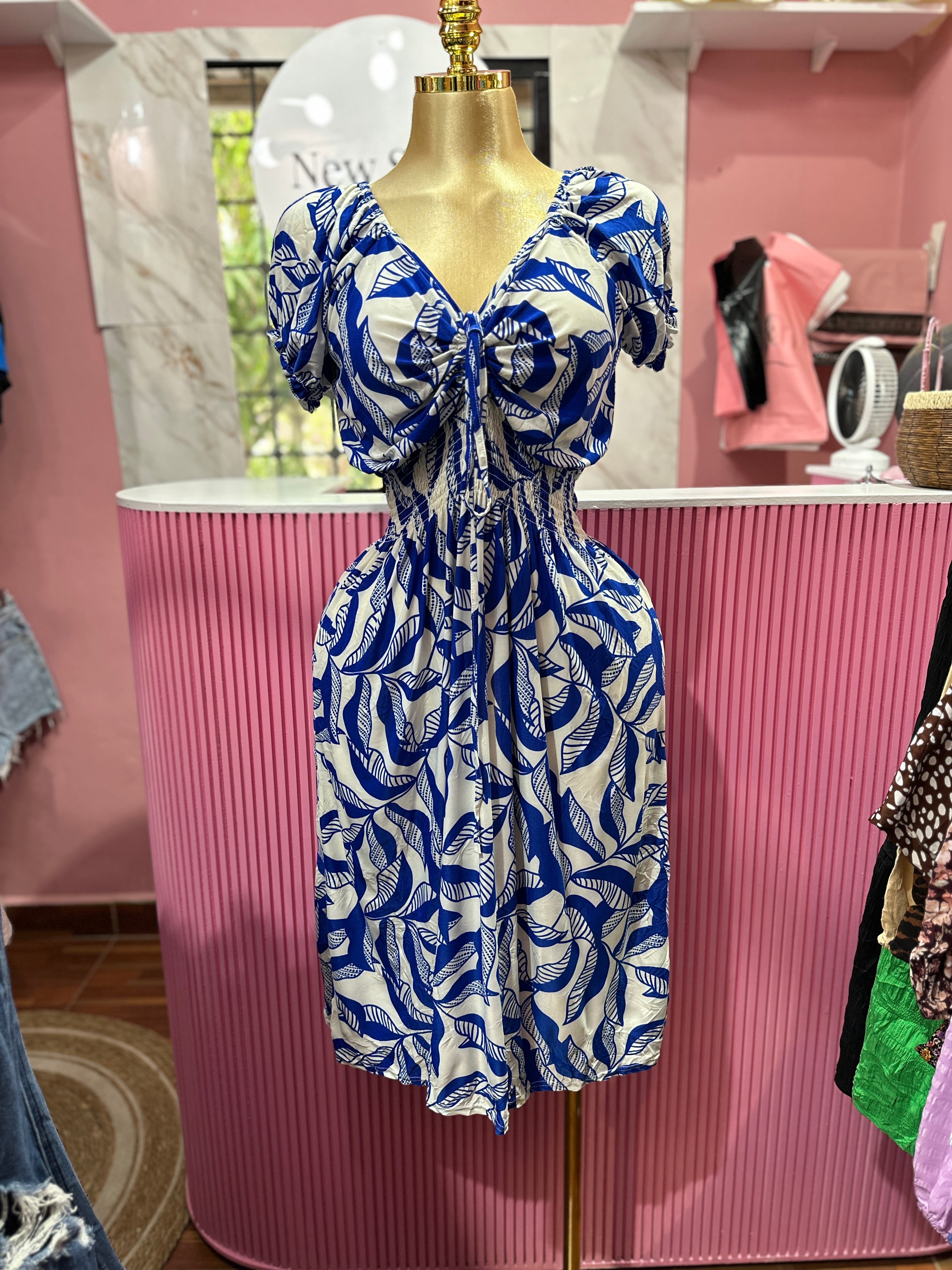 Vestido con estampado de hojas azules, mangas abullonadas y cintura fruncida