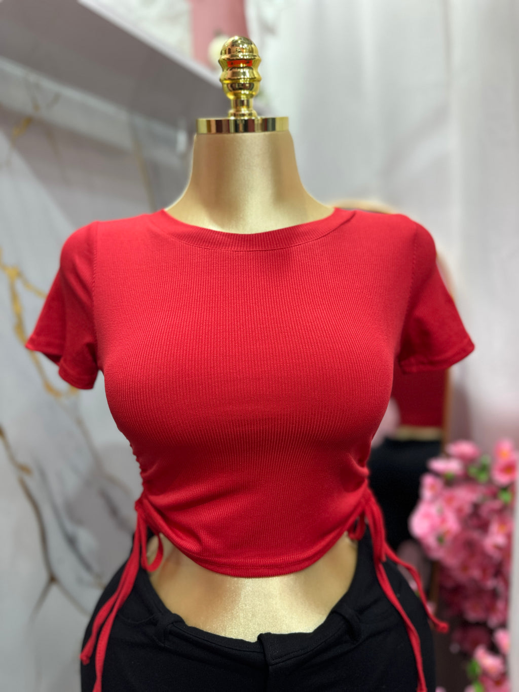 Blusa básica color rojo con diseño ajustable en los costados de cuello redondo