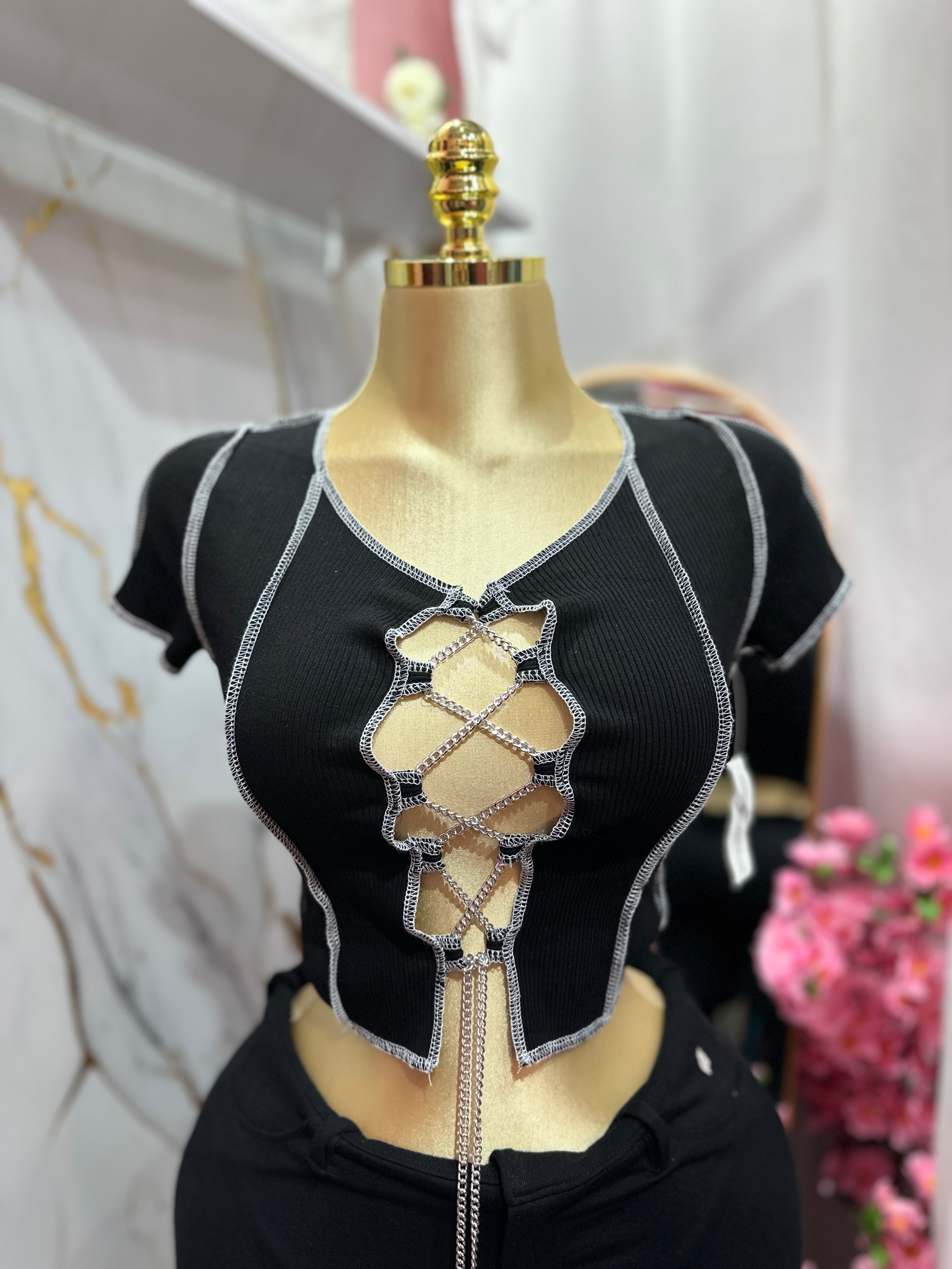 Top sexy color negro con diseño de cadenas frontal
