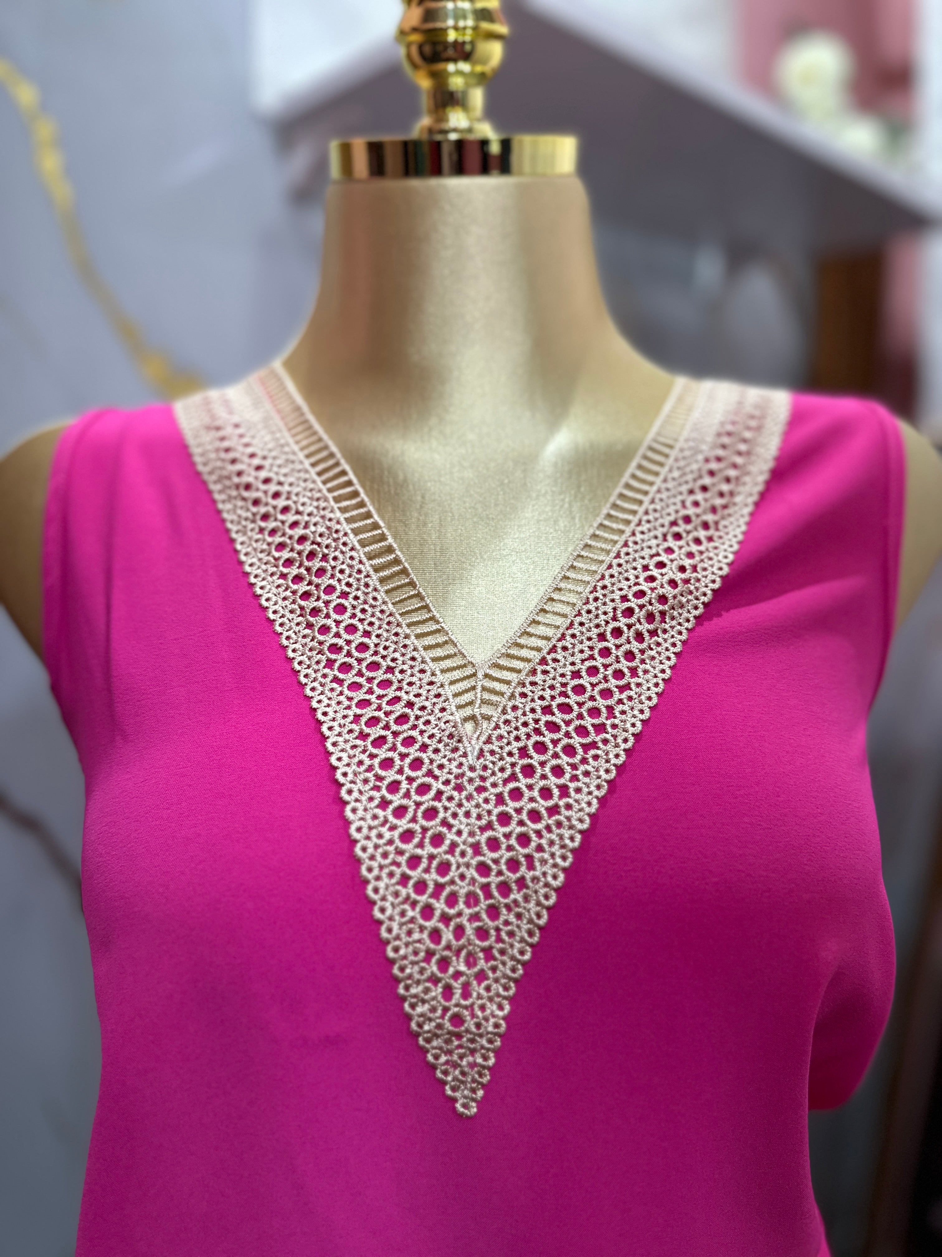 Blusa sin mangas fucsia cuello en V con encaje
