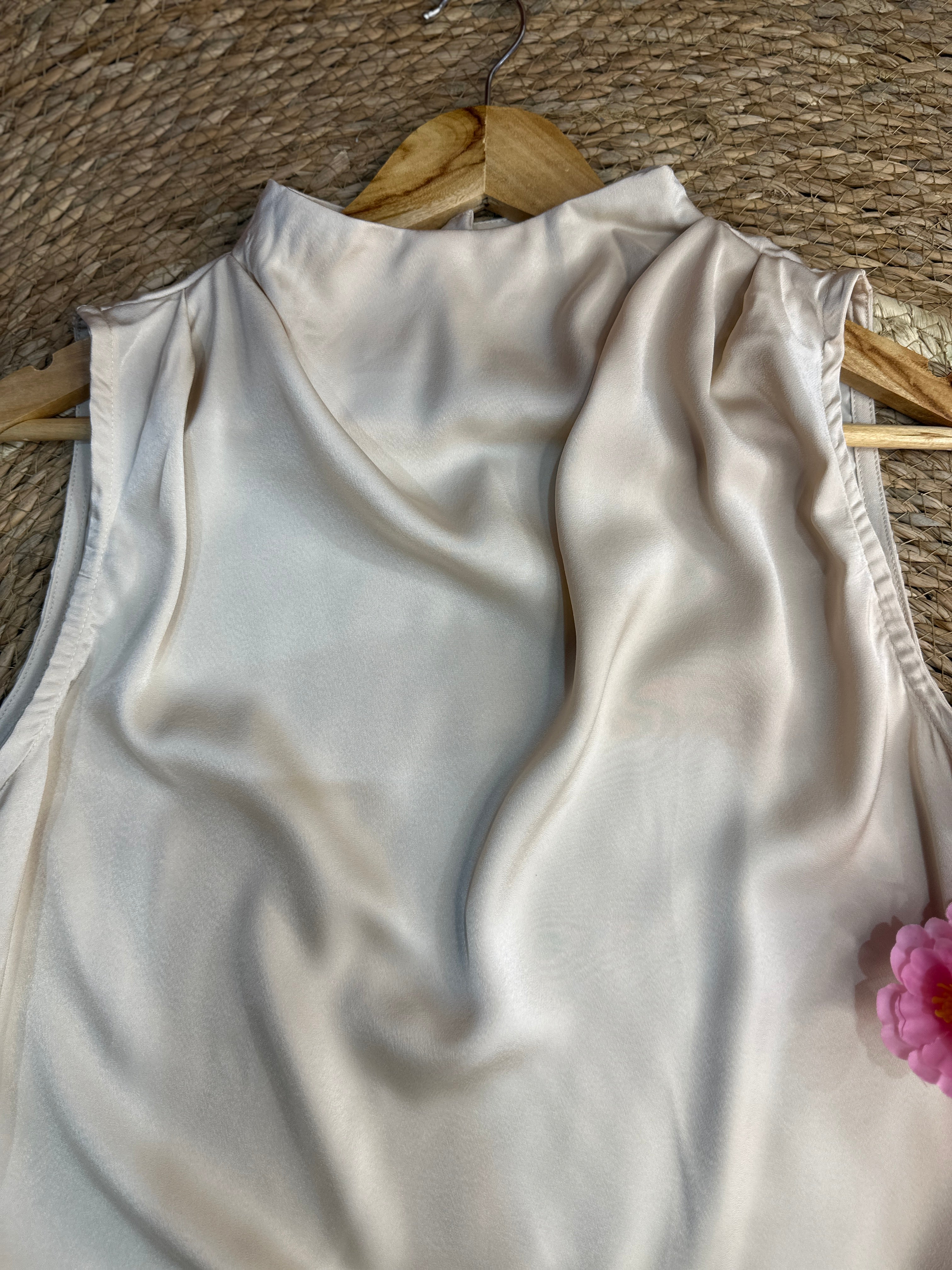 Blusa elegante de satín beige