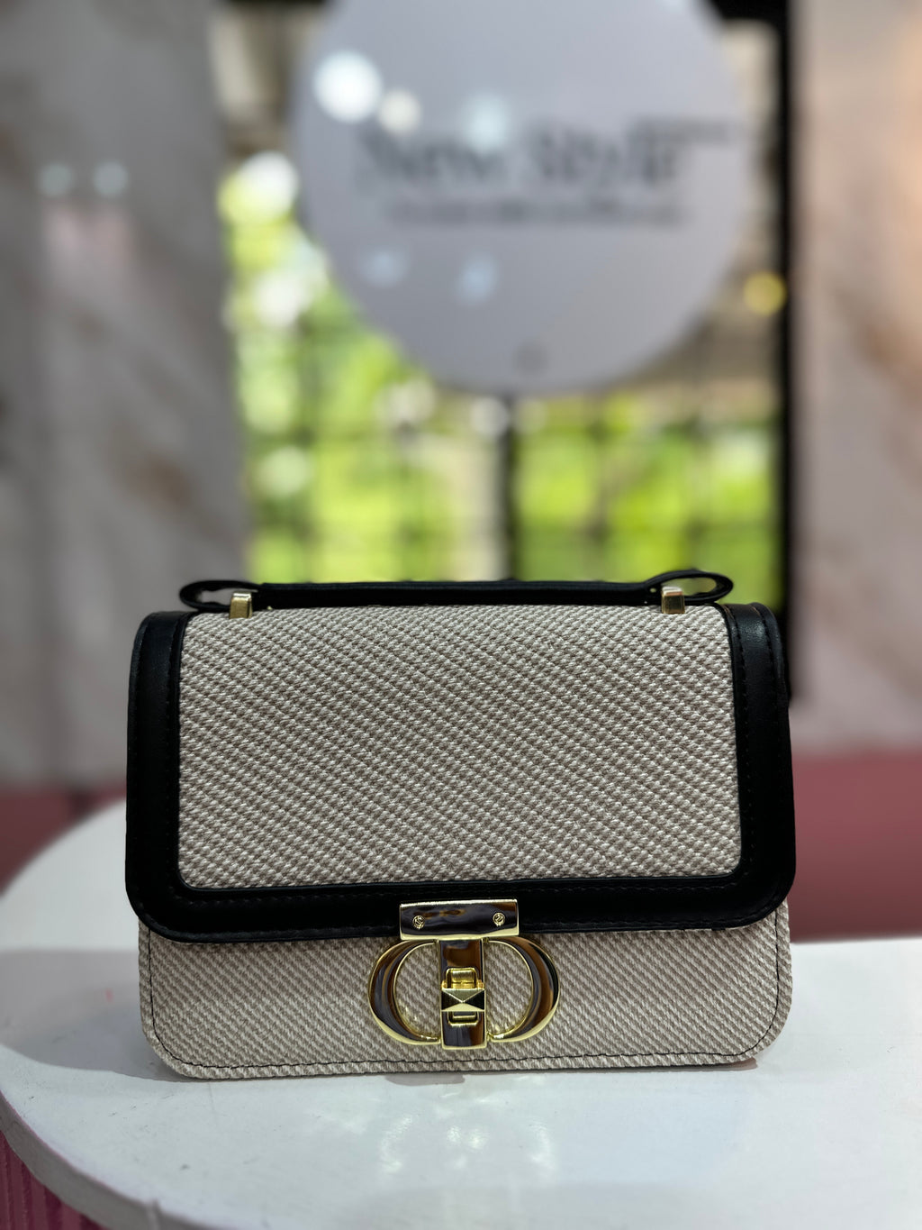 Cartera elegante en color marfil con diseño texturizado incluye su monedero y correa ajustable