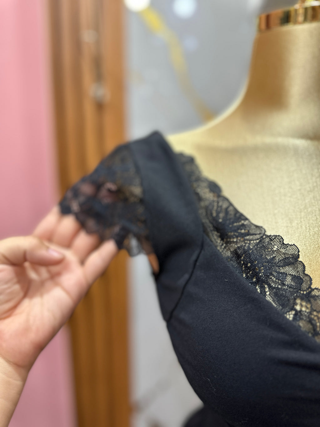 Blusa negra INTIMATELY FREE PEOPLE de manga corta con detalle de encaje floral