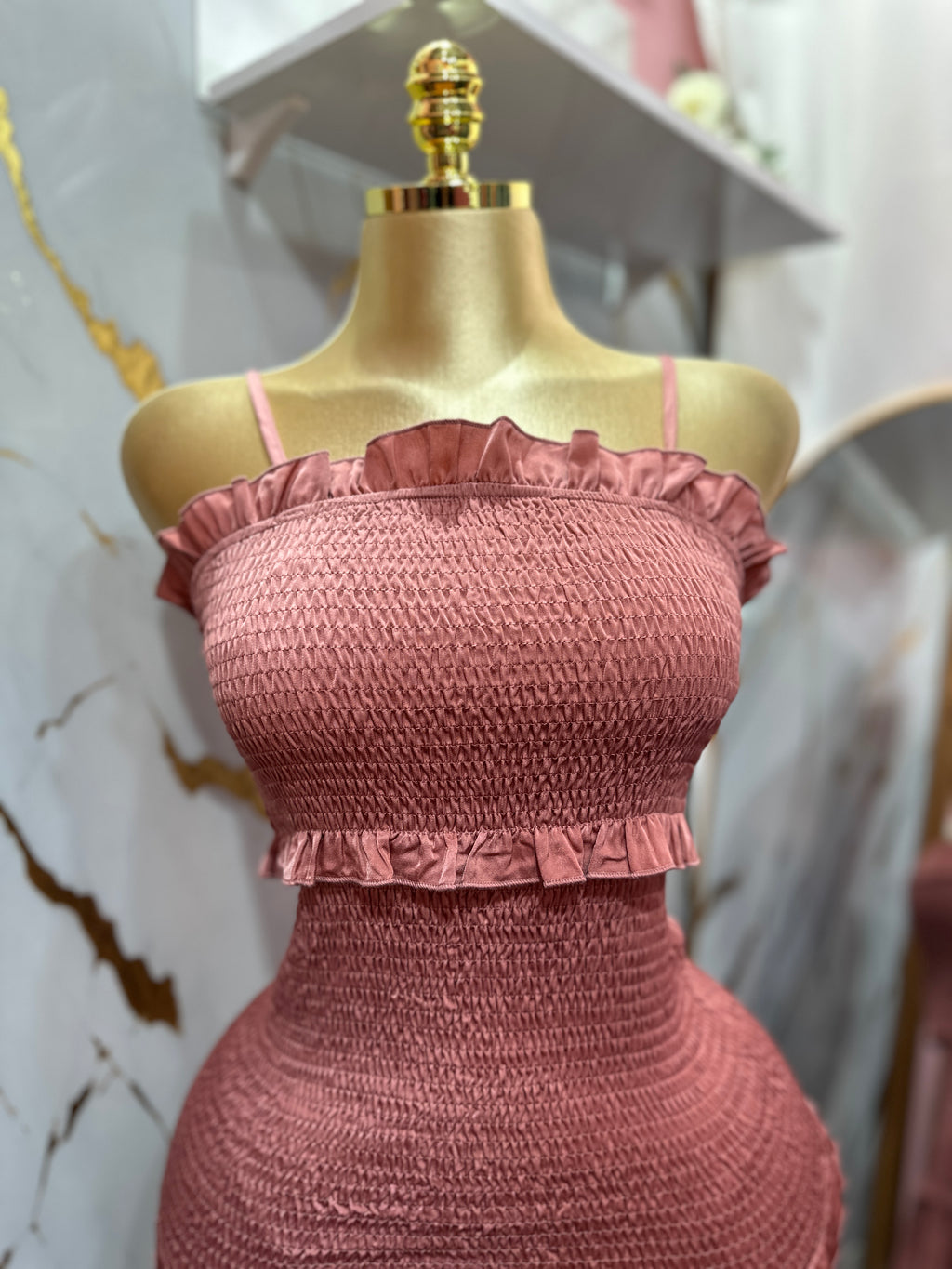 Vestido elegante color rosa con diseño ajustado