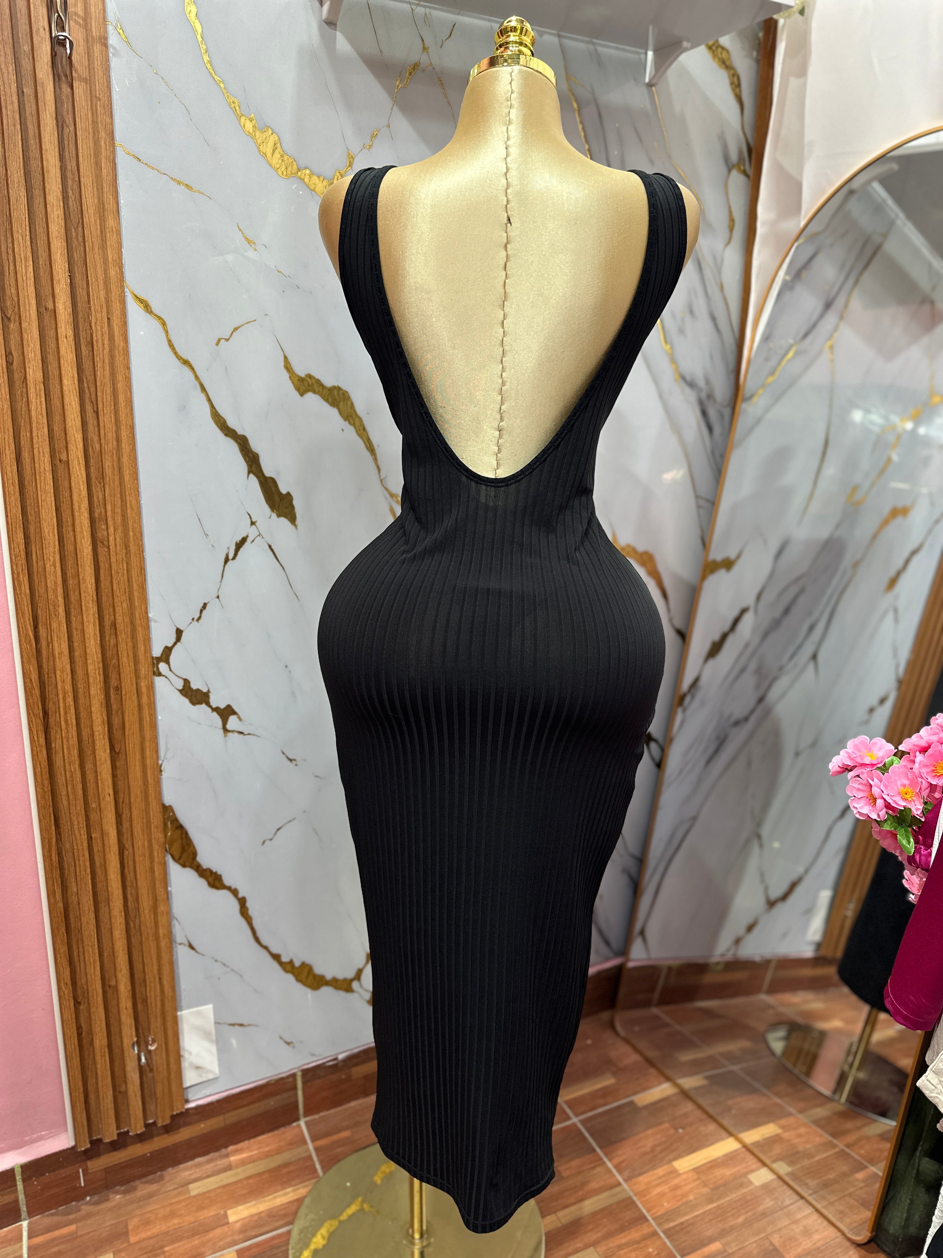 Vestido largo color negro con escote en la espalda