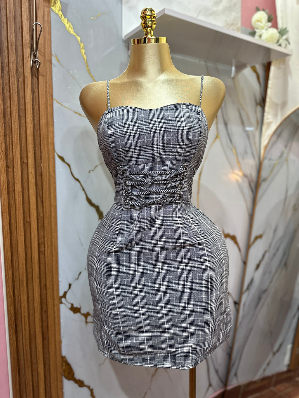 Vestido de cuadros gris con diseño de corset con cordones en la cintura