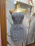 Vestido de cuadros gris con diseño de corset con cordones en la cintura