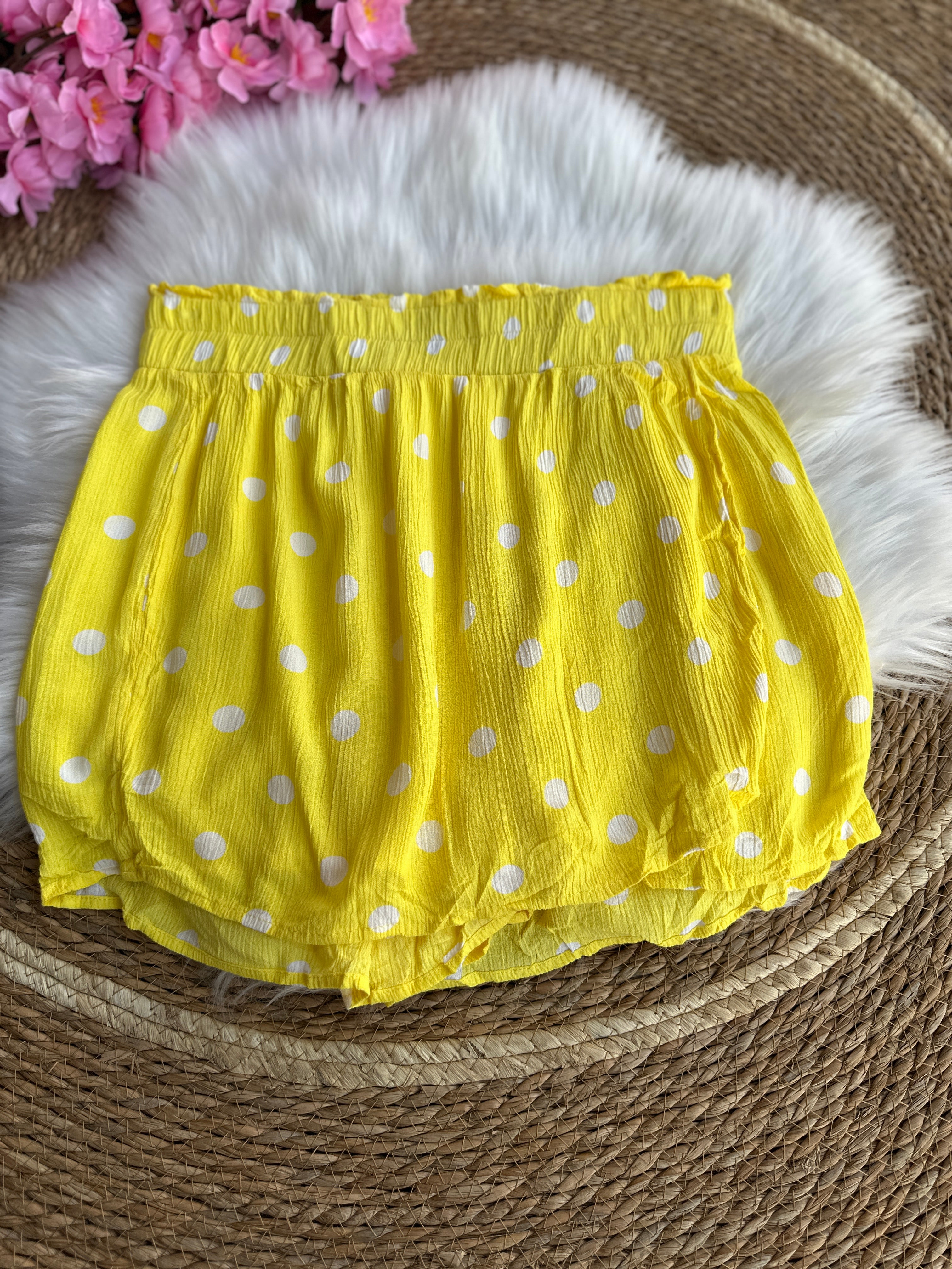 Short Amarillo de Lunares con Cintura Fruncida