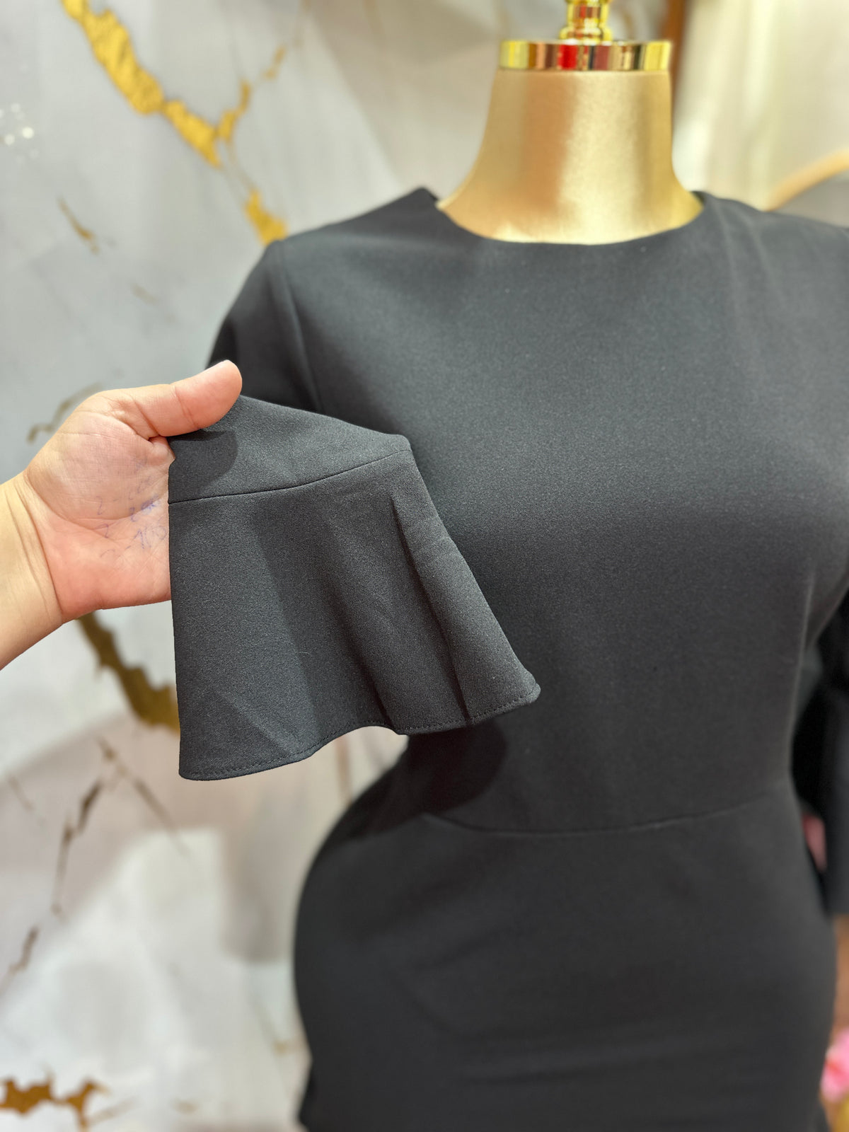 Vestido corto elegante IVANKA TRUMP color negro entallado destaca por sus mangas acampanadas