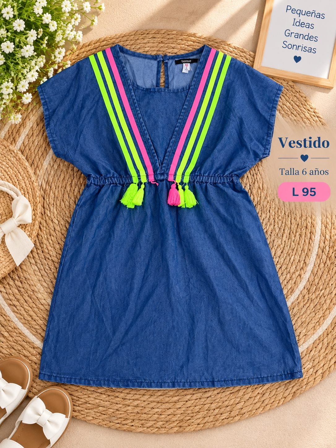 Vestido azul de mezclilla para niña con detalle de tiras coloridas