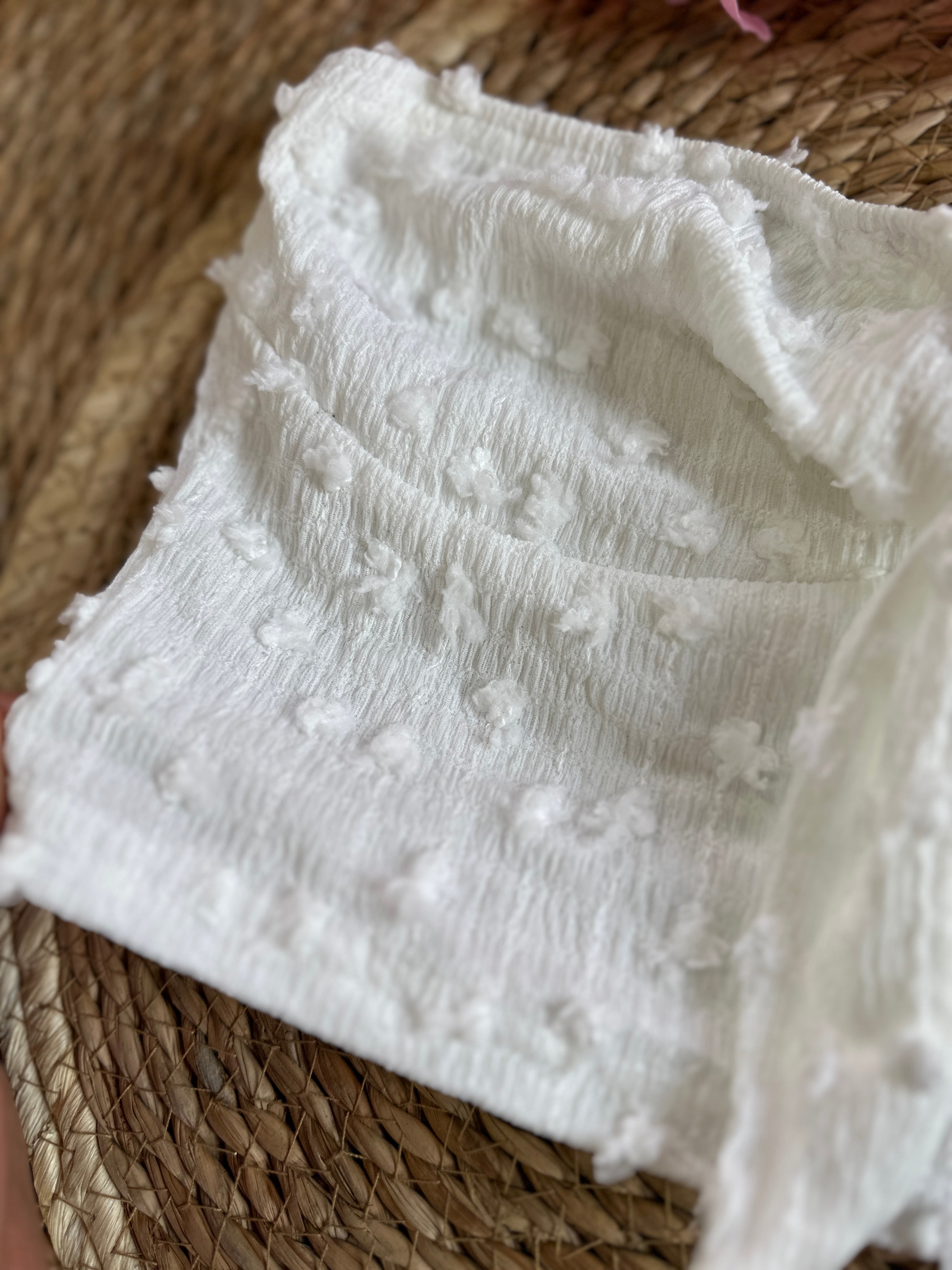 Top blanco con diseño de lazo