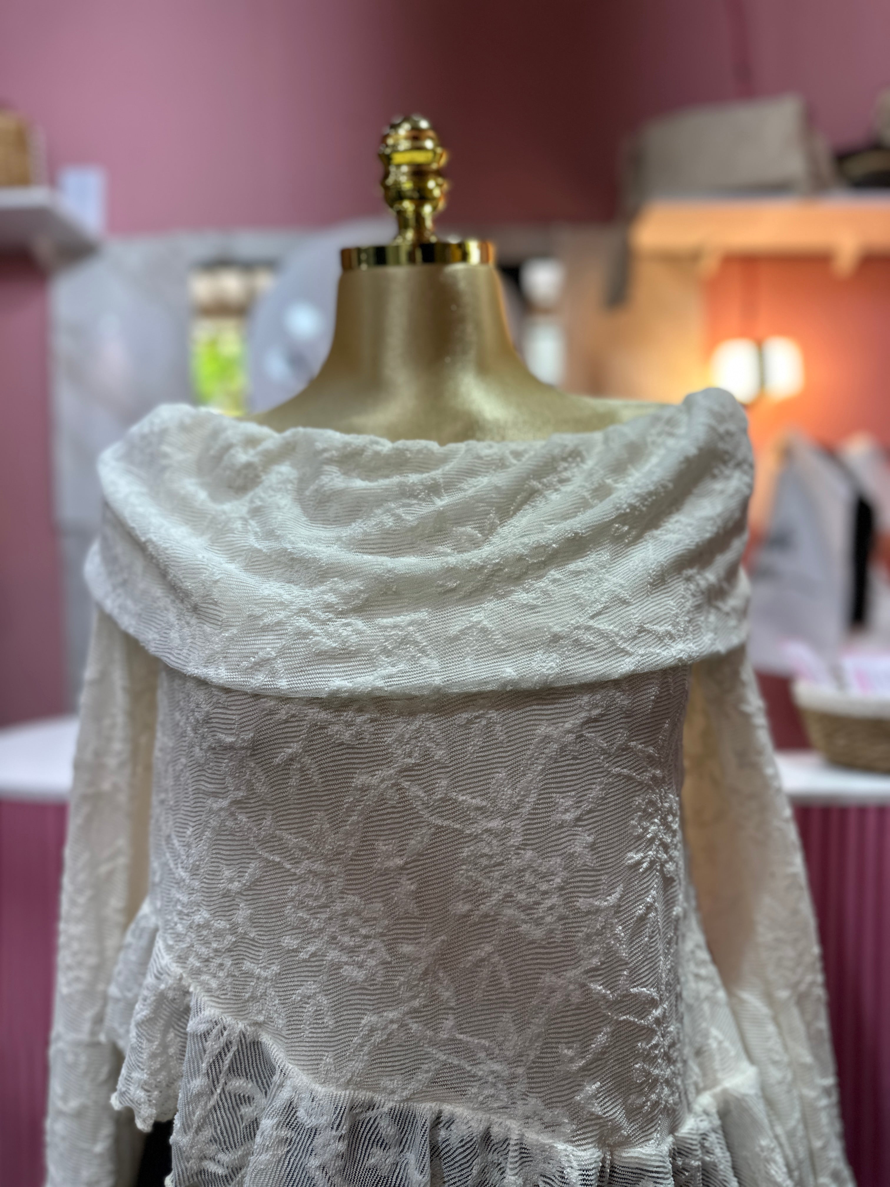 Top de blonda estilo campesina color blanco hueso