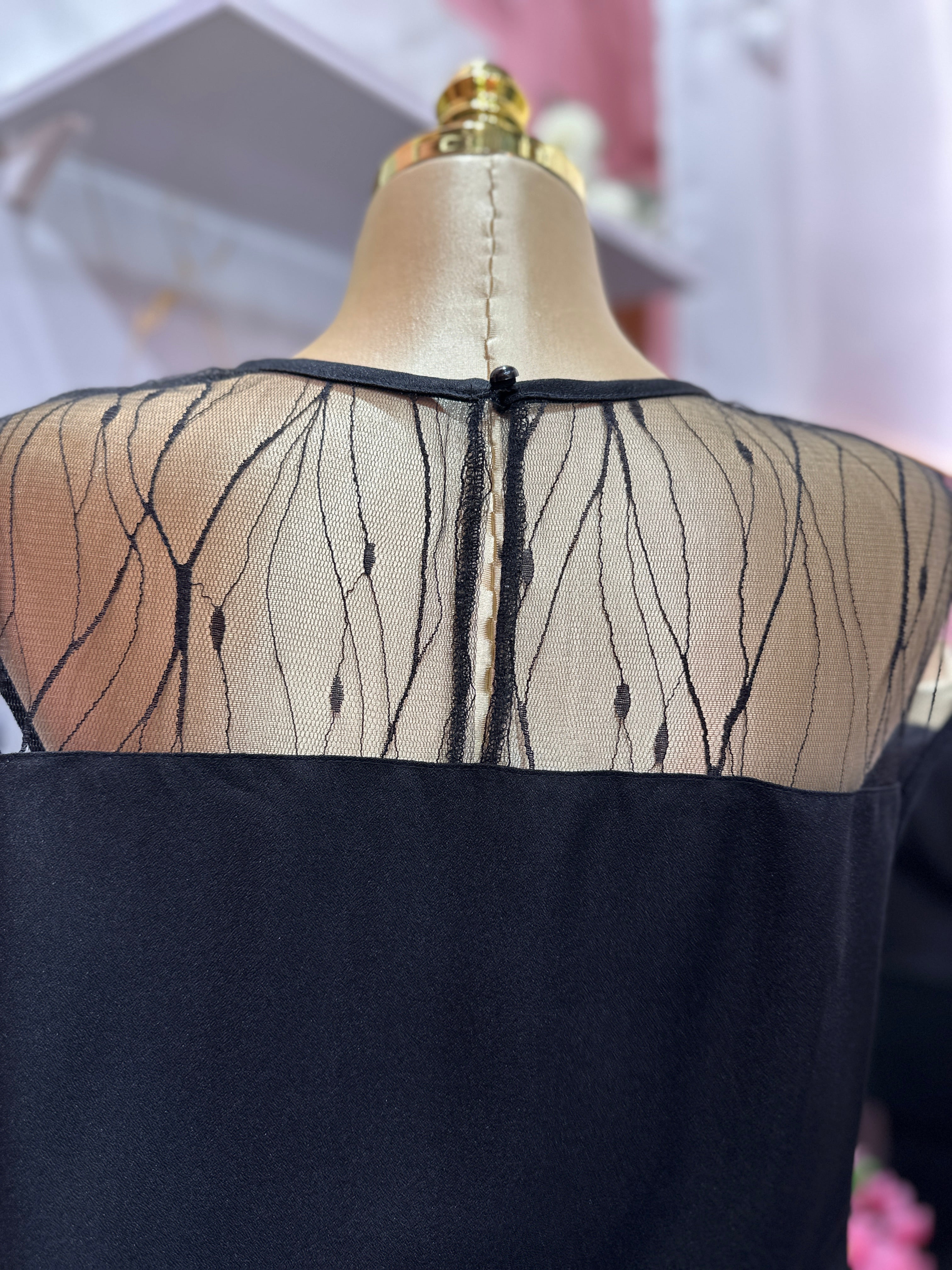 Blusa casual con diseño de malla traslúcida en la parte superior