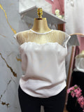 Blusa blanca casual con diseño de malla traslúcida en la parte superior