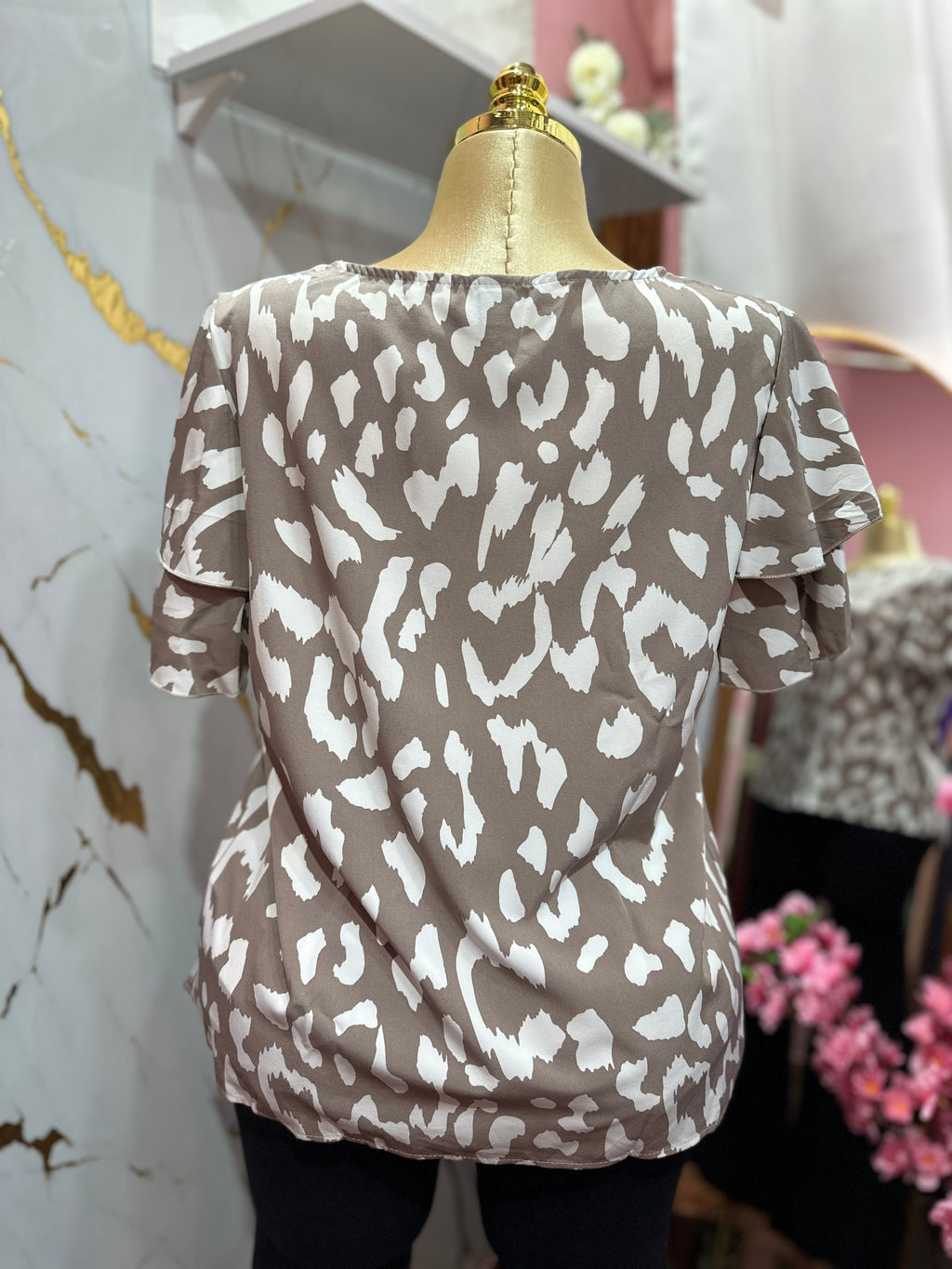 Blusa estilo formal con estampado de manchas blancas
