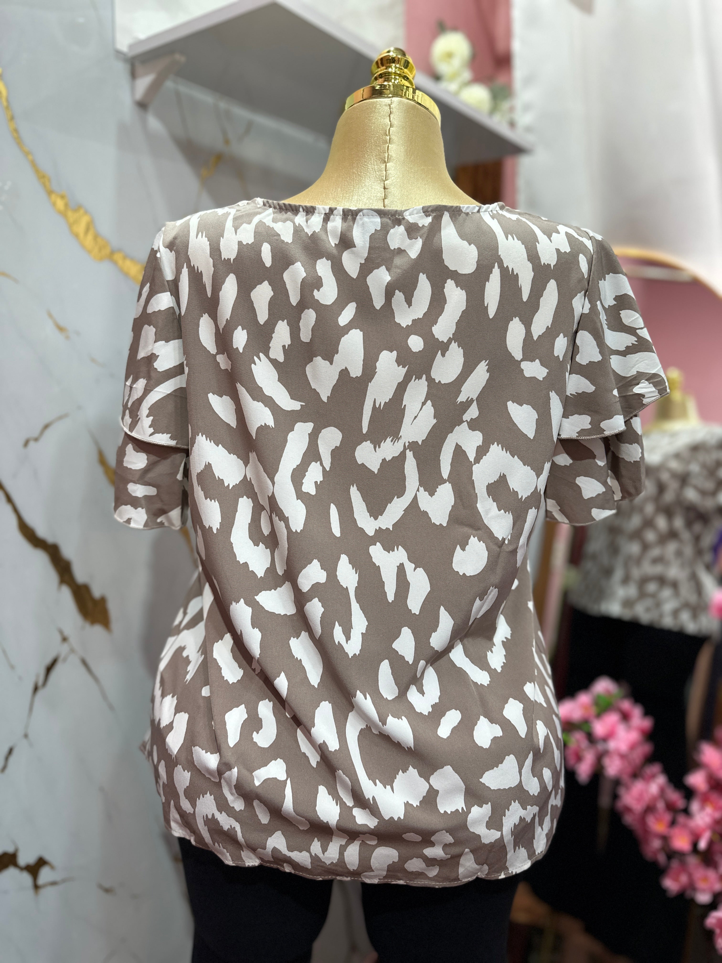 Blusa estilo formal con estampado de manchas blancas