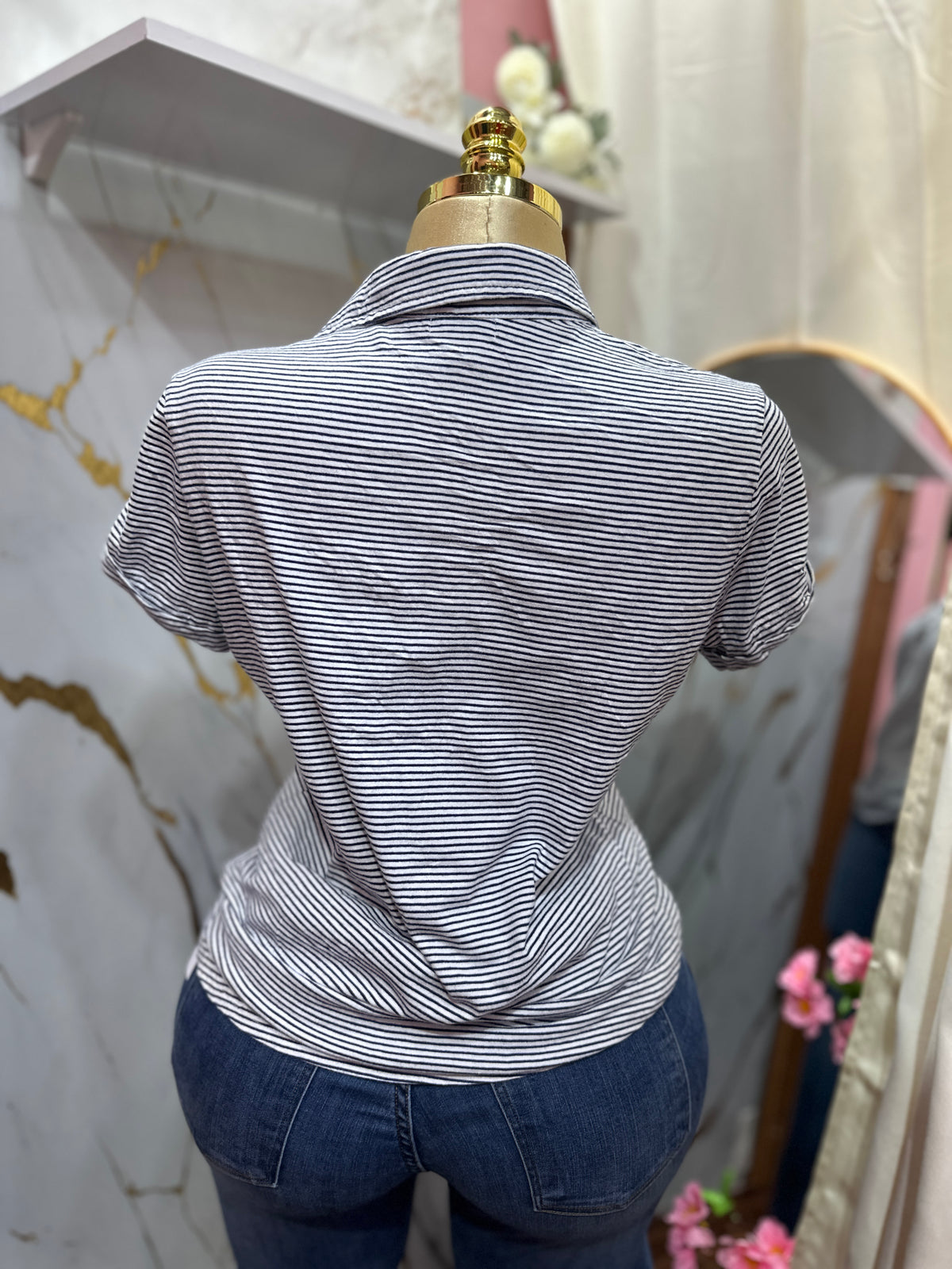 Blusa rayada tipo polo de manga corta