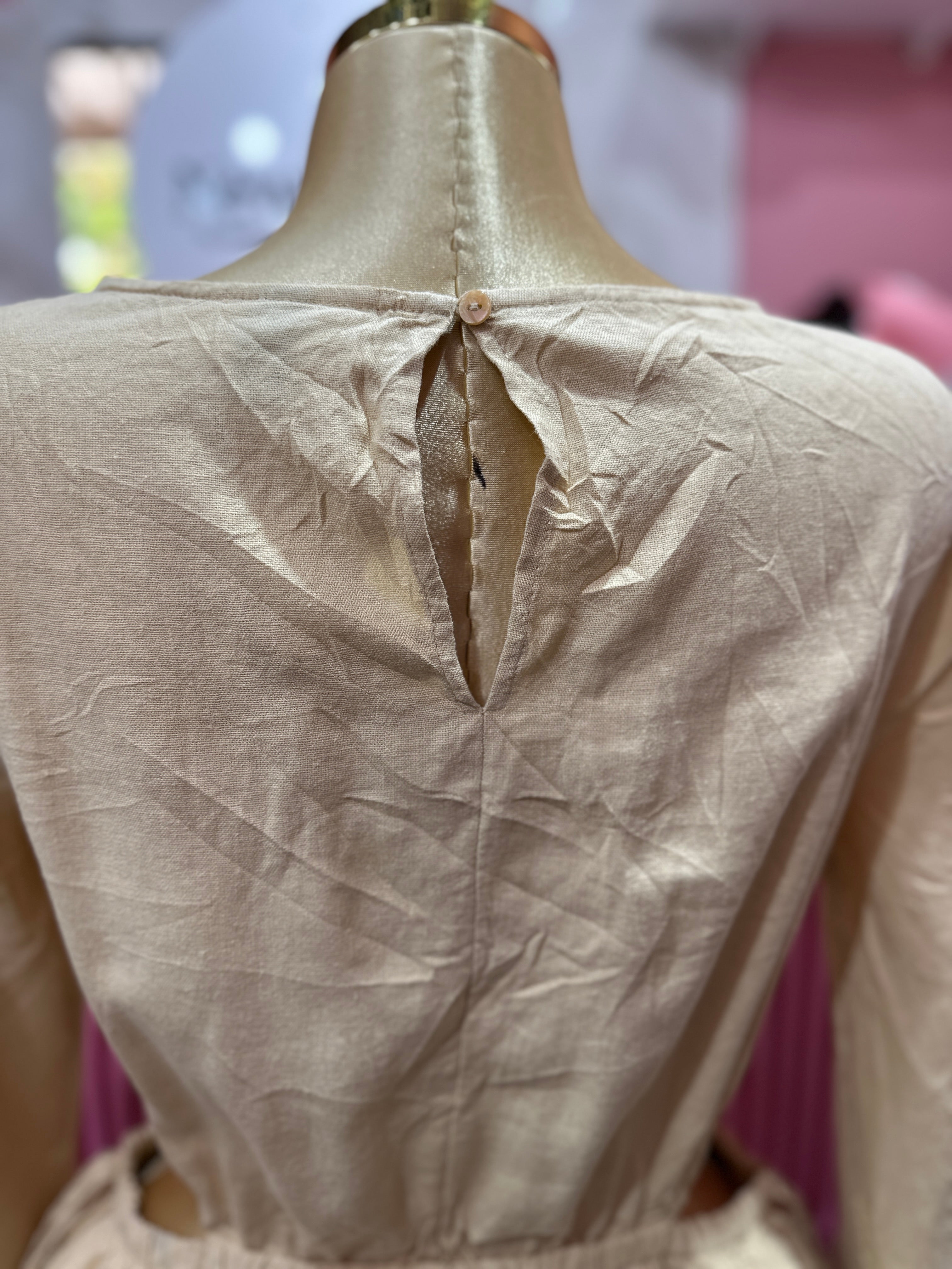 Vestido corto beige de manga larga con cintura elástica y abertura en los costados
