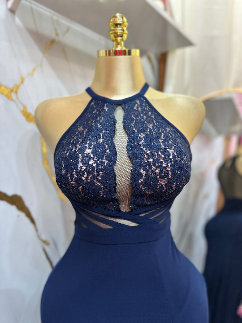 Vestido largo de gala  MORGAN & CO azul marino destaca por su corpiño de encaje con cuello halter y una elegante abertura frontal en la falda