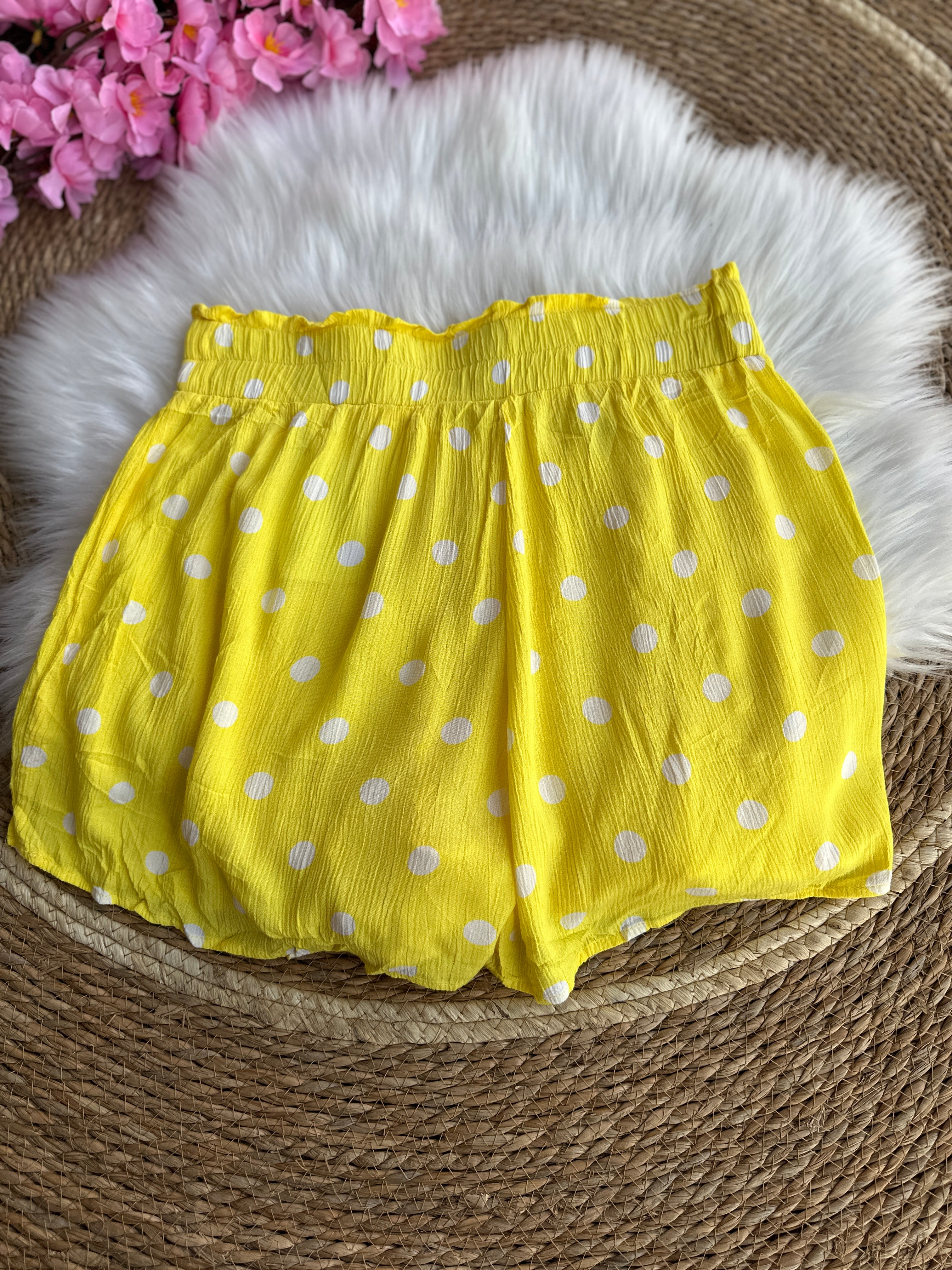 Short Amarillo de Lunares con Cintura Fruncida