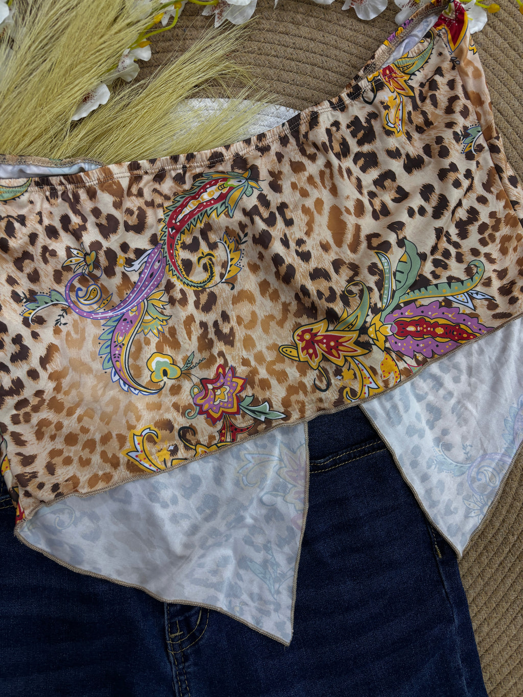 Top de moda con estampado animado y animal print