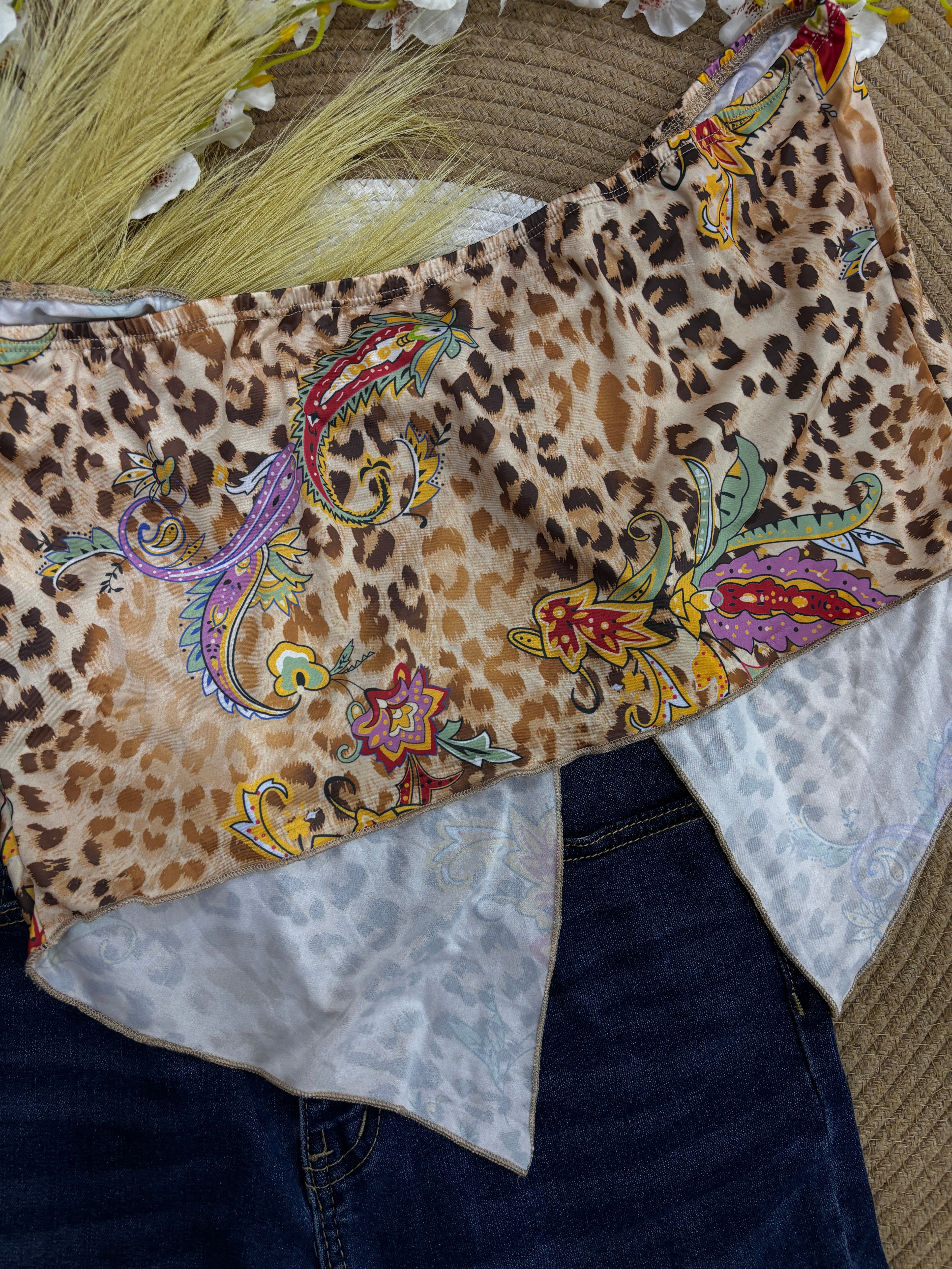 Top de moda con estampado animado y animal print