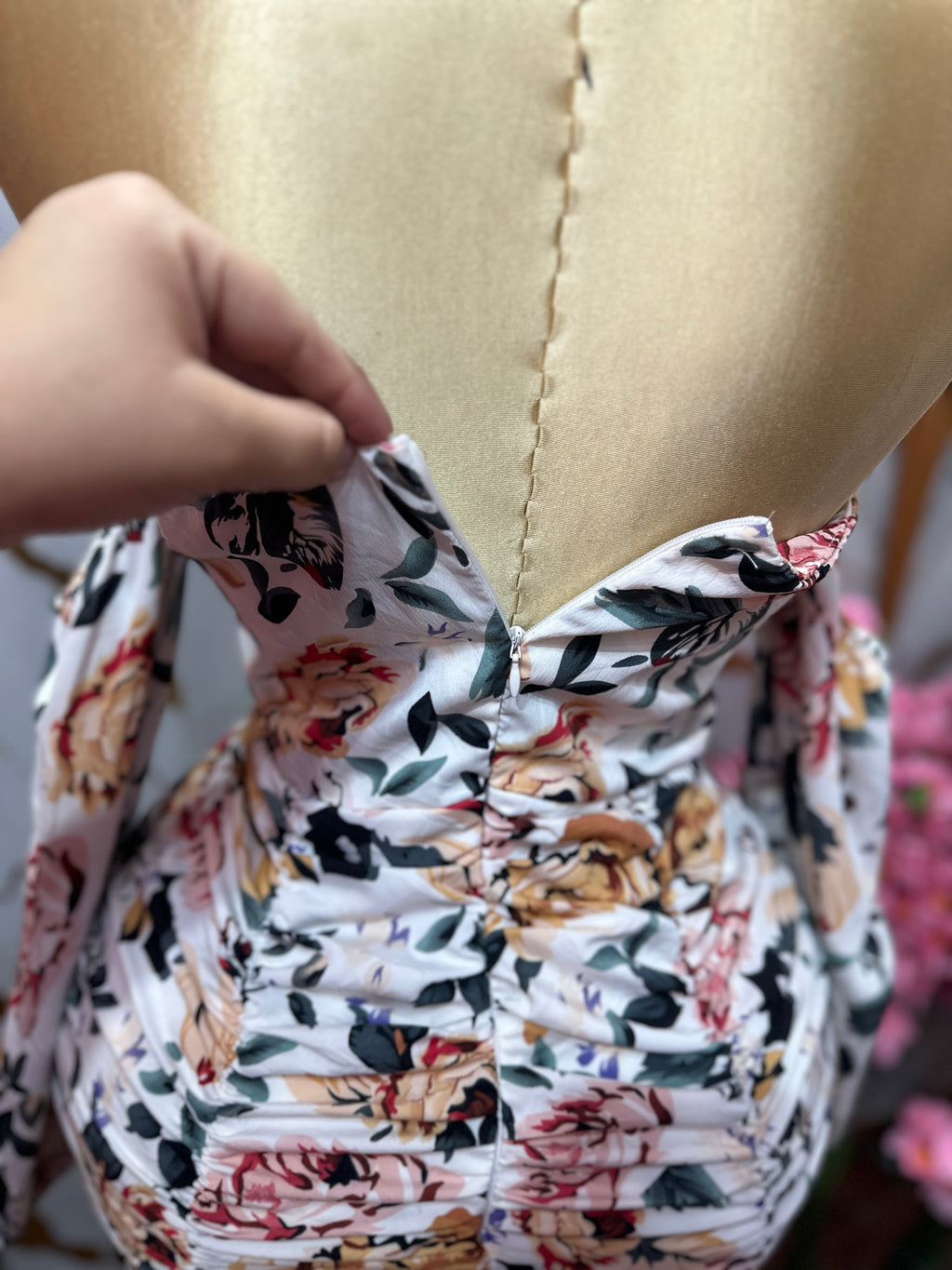 Vestido corto SHEIN de hombros descubiertos con un llamativo estampado floral y detalles drapeados fruncidos en el cuerpo