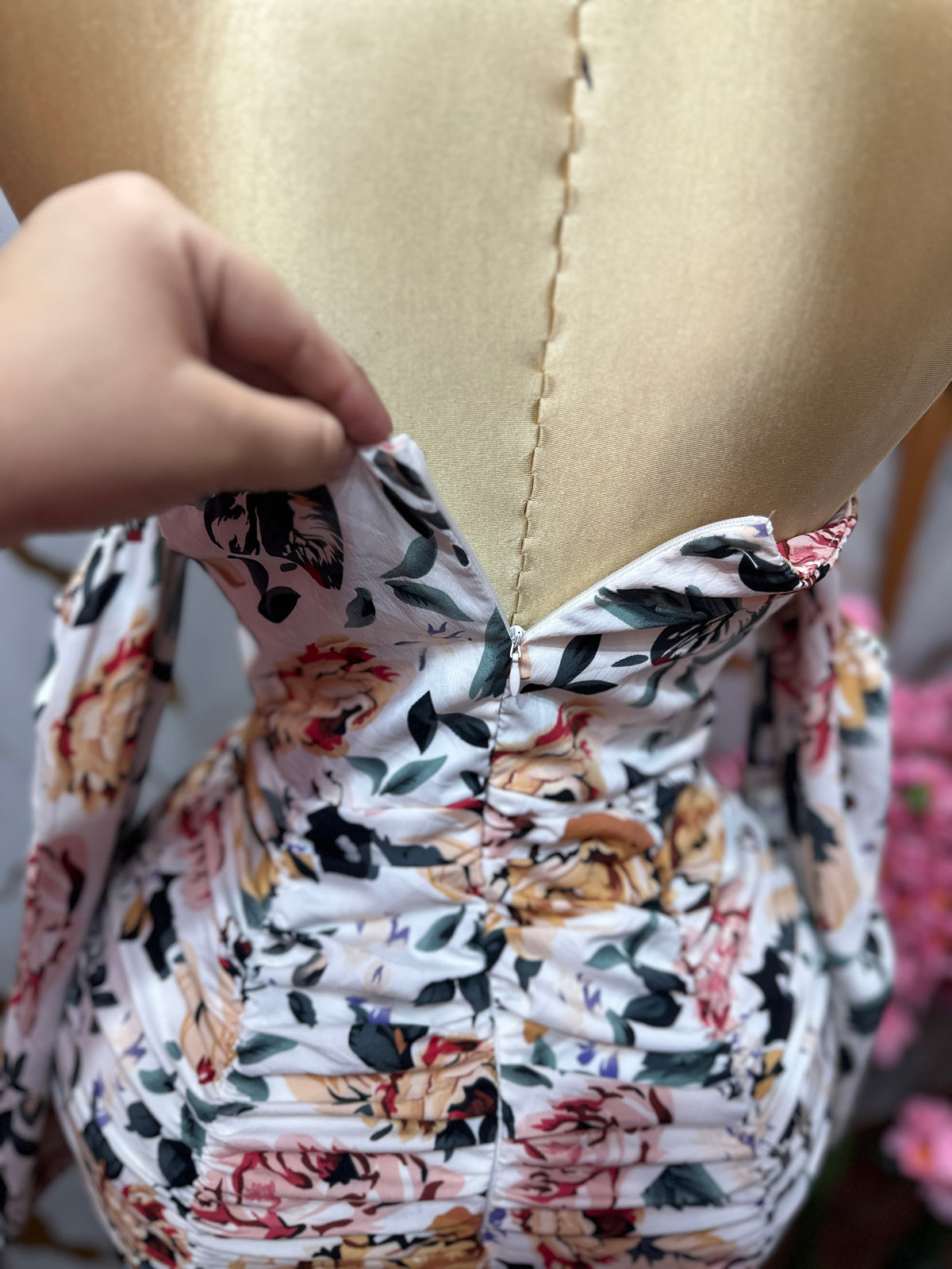 Vestido corto SHEIN de hombros descubiertos con un llamativo estampado floral y detalles drapeados fruncidos en el cuerpo
