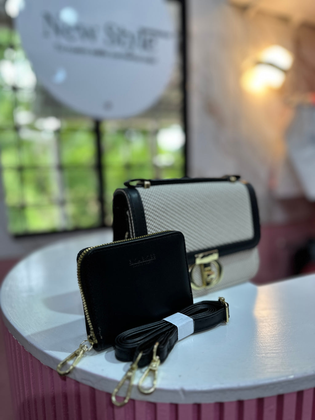 Cartera elegante en color marfil con diseño texturizado incluye su monedero y correa ajustable