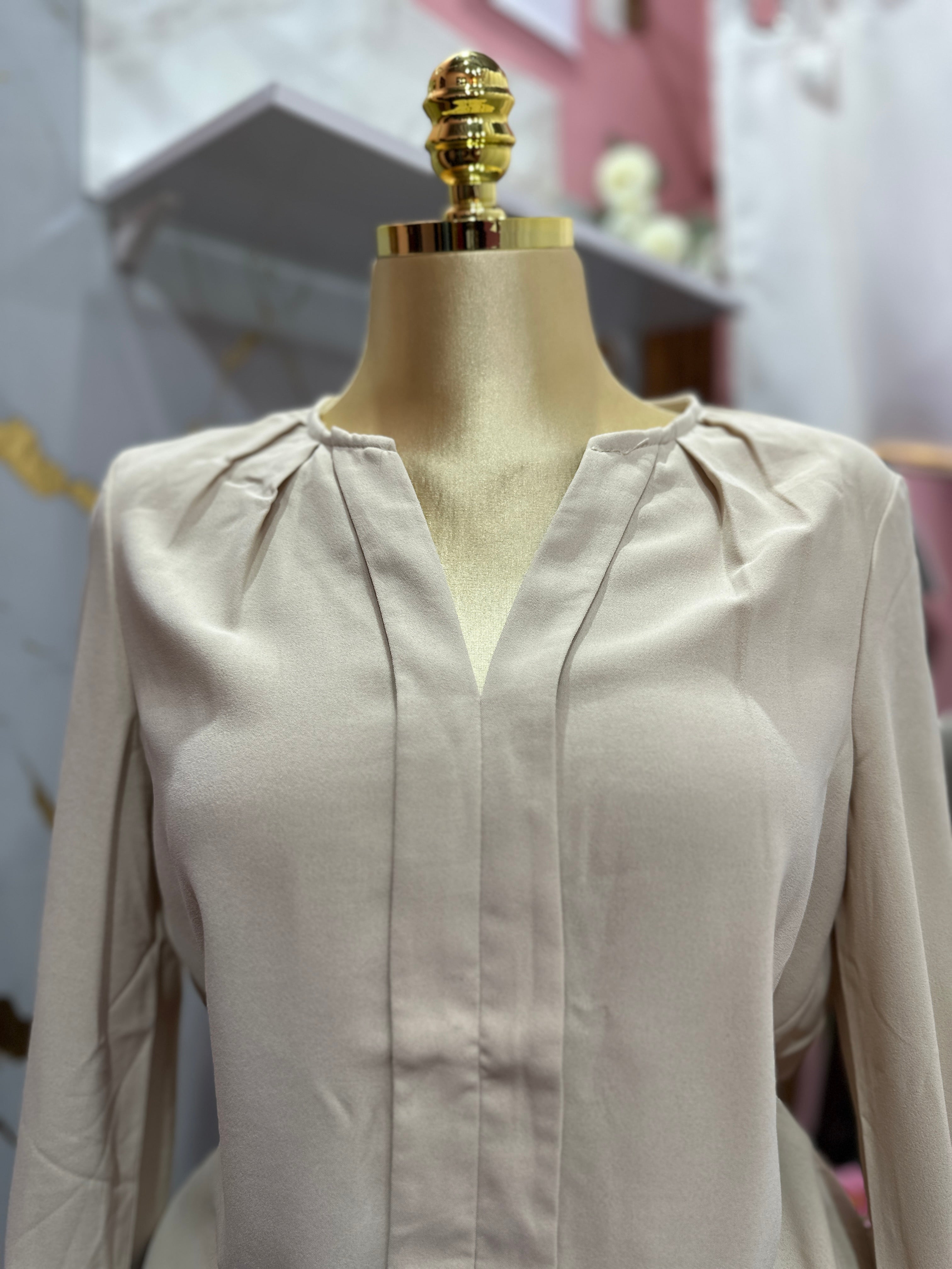 Blusa beige de manga larga con escote en V