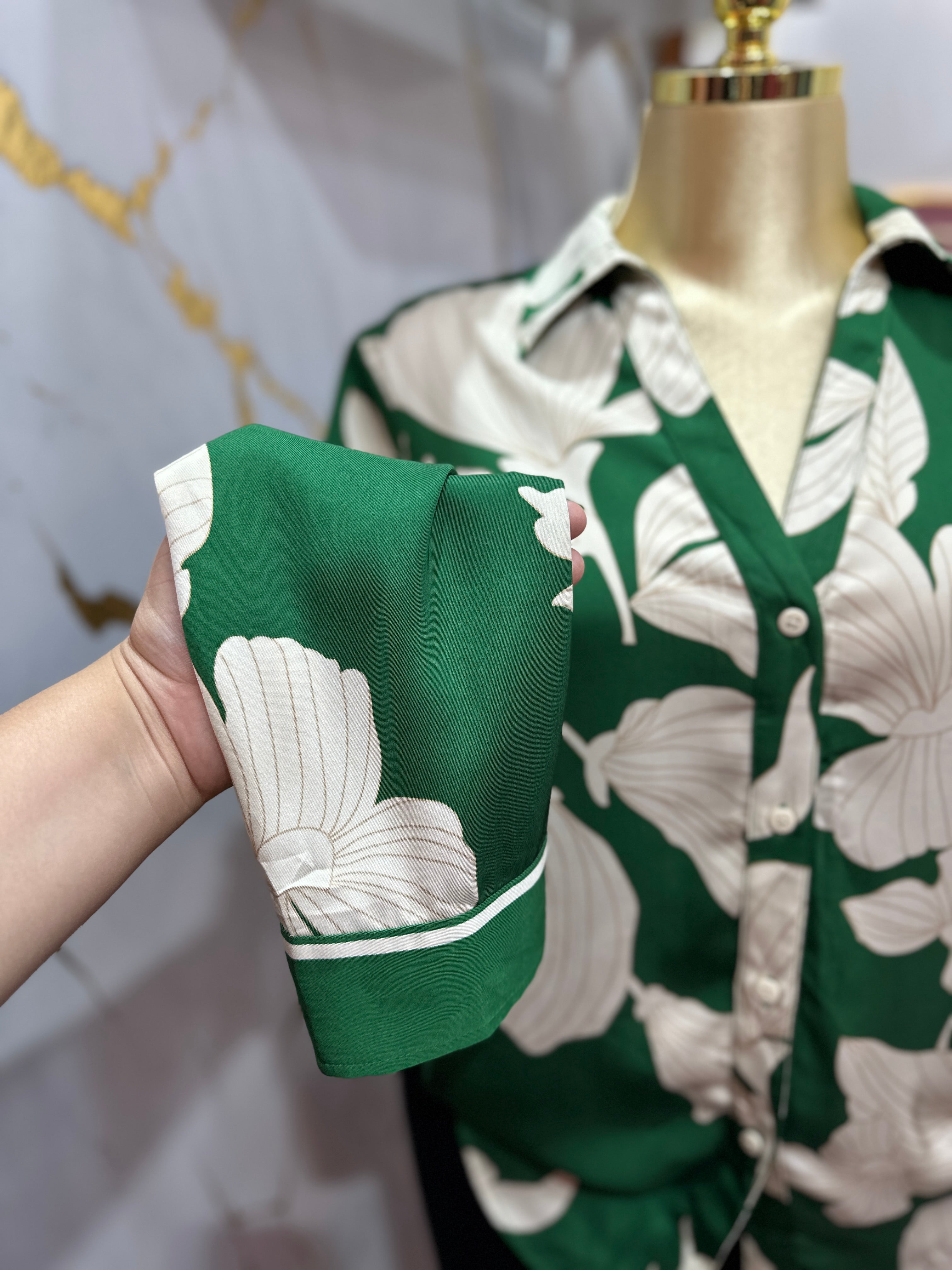 Blusa verde con estampado floral blanco con diseño abotonado clásico