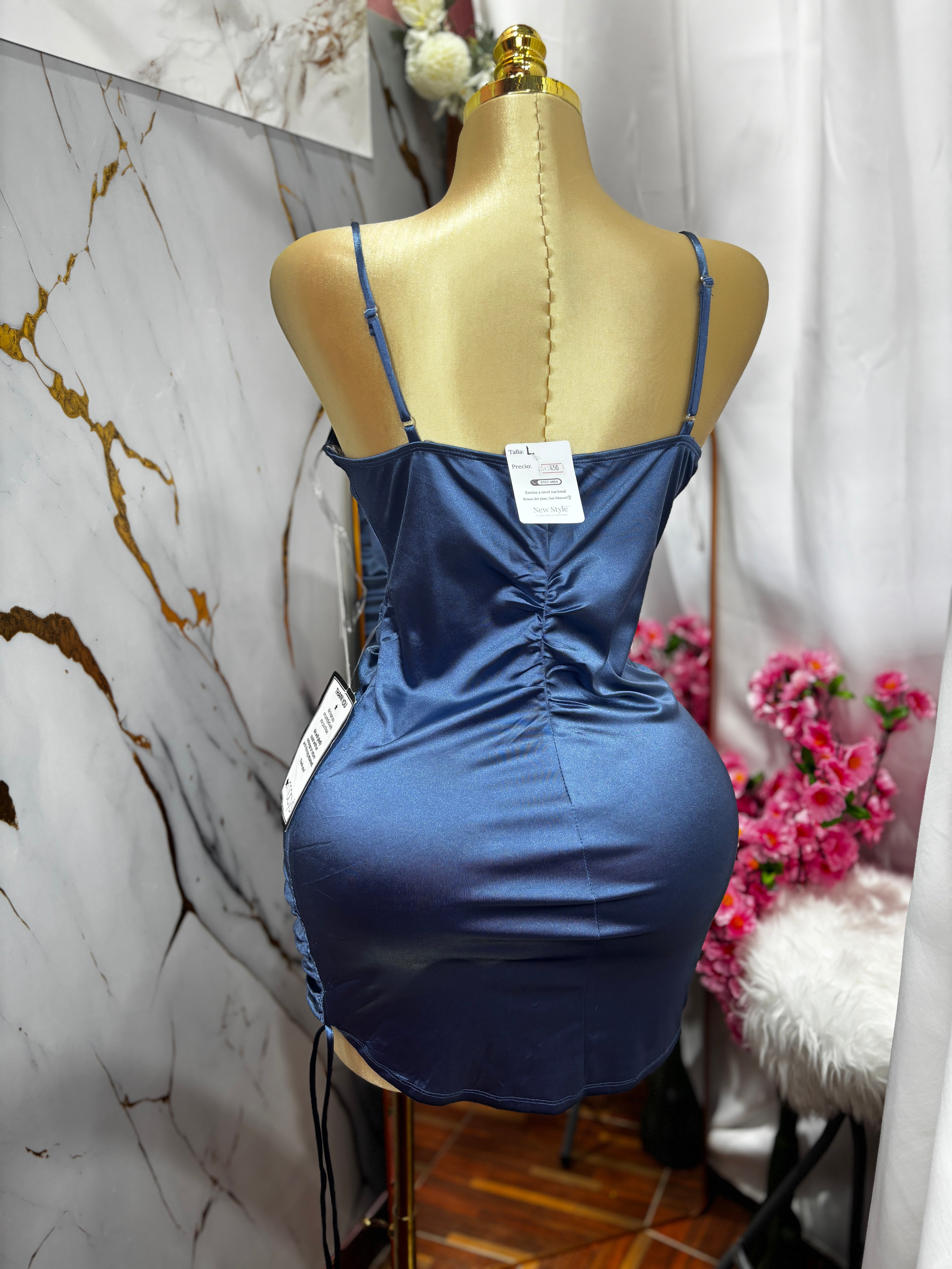 Vestido estilo de gala corto de tirantes pegado al cuarto