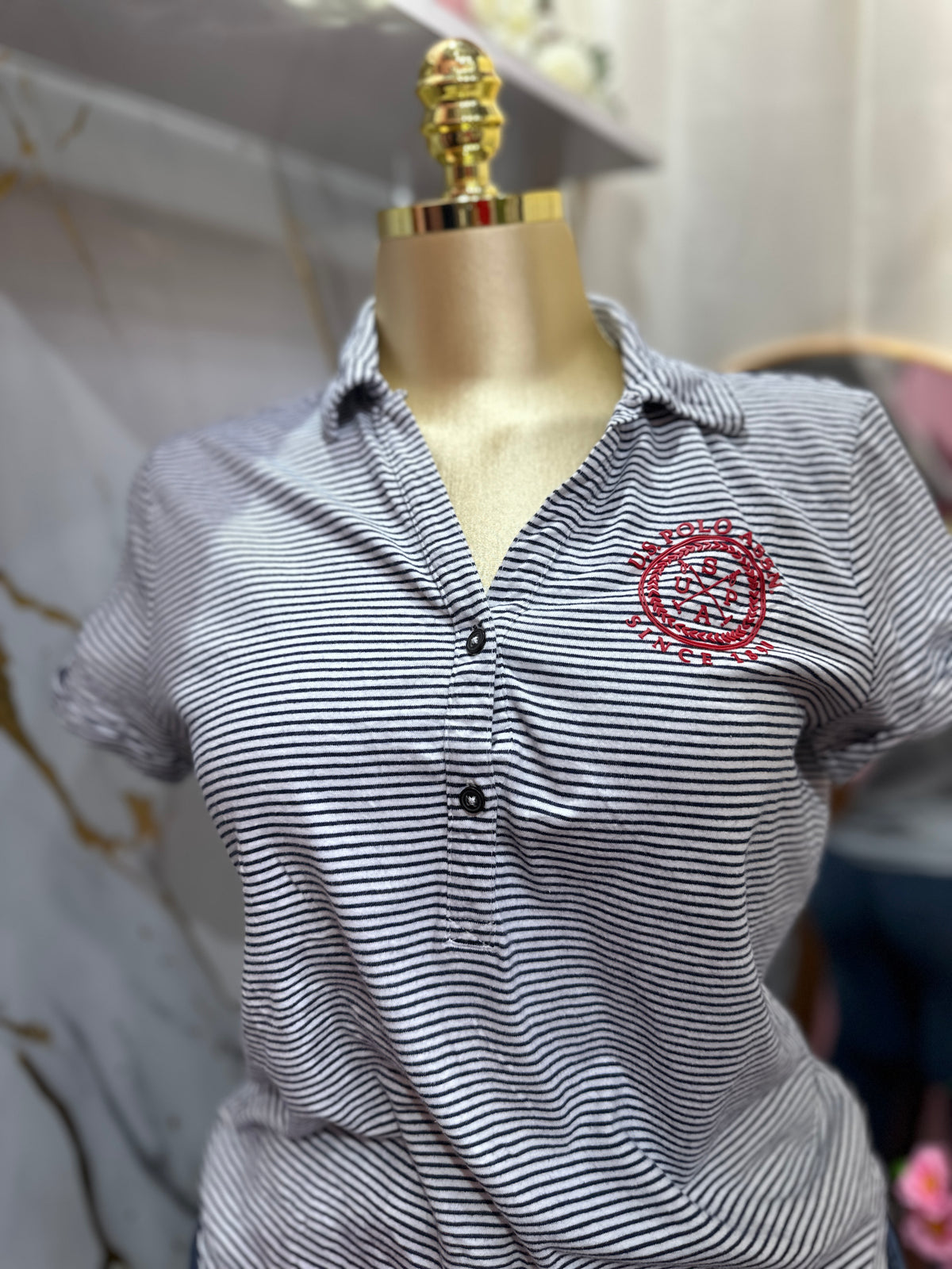 Blusa rayada tipo polo de manga corta