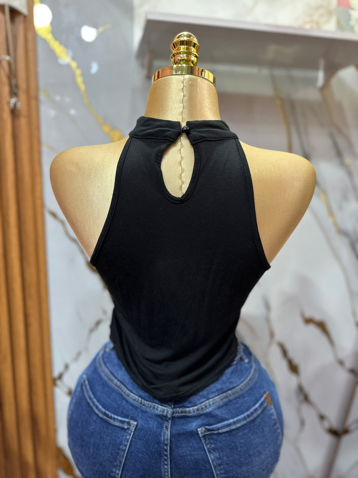 Top negro shein sin mangas con cuello tipo halter