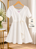 Vestido blanco cruzado con delicado detalle de lazo en la cintura