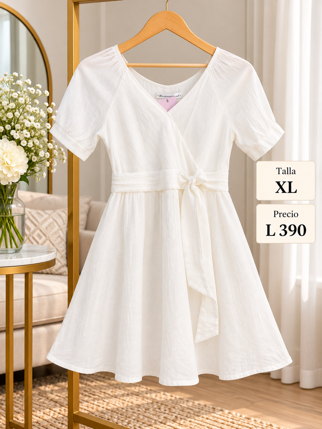 Vestido blanco cruzado con delicado detalle de lazo en la cintura