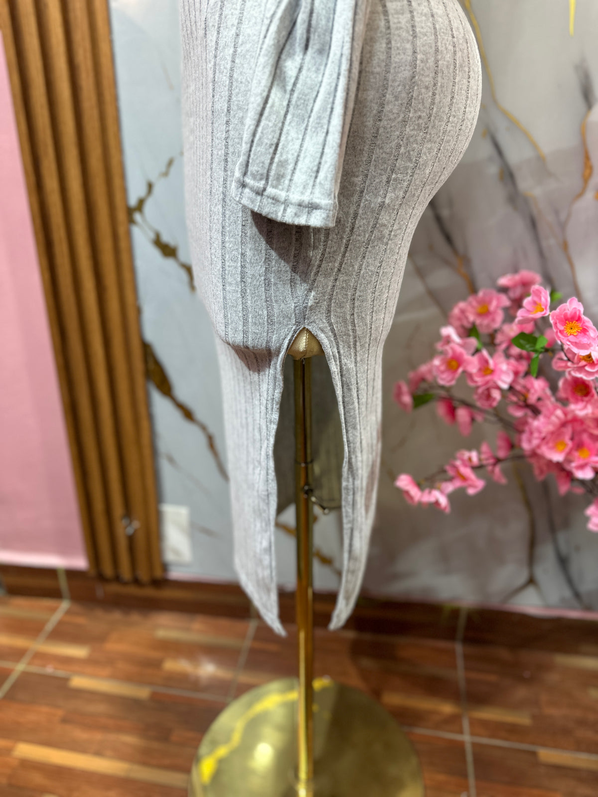 Vestido midi gris SHEIN de manga larga con un diseño de punto acanalado y corte ajustado