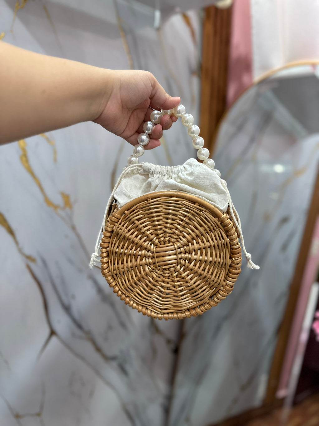 Bolso de mimbre con funda de tela por dentro