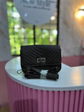 Mini cartera en color café oscuro y con correa ajustable