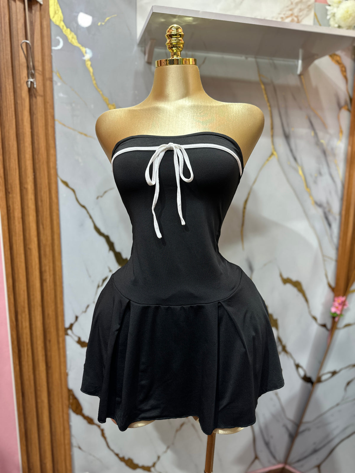 Vestido en tendencia estilo globo con delicado lazo blanco en el pecho