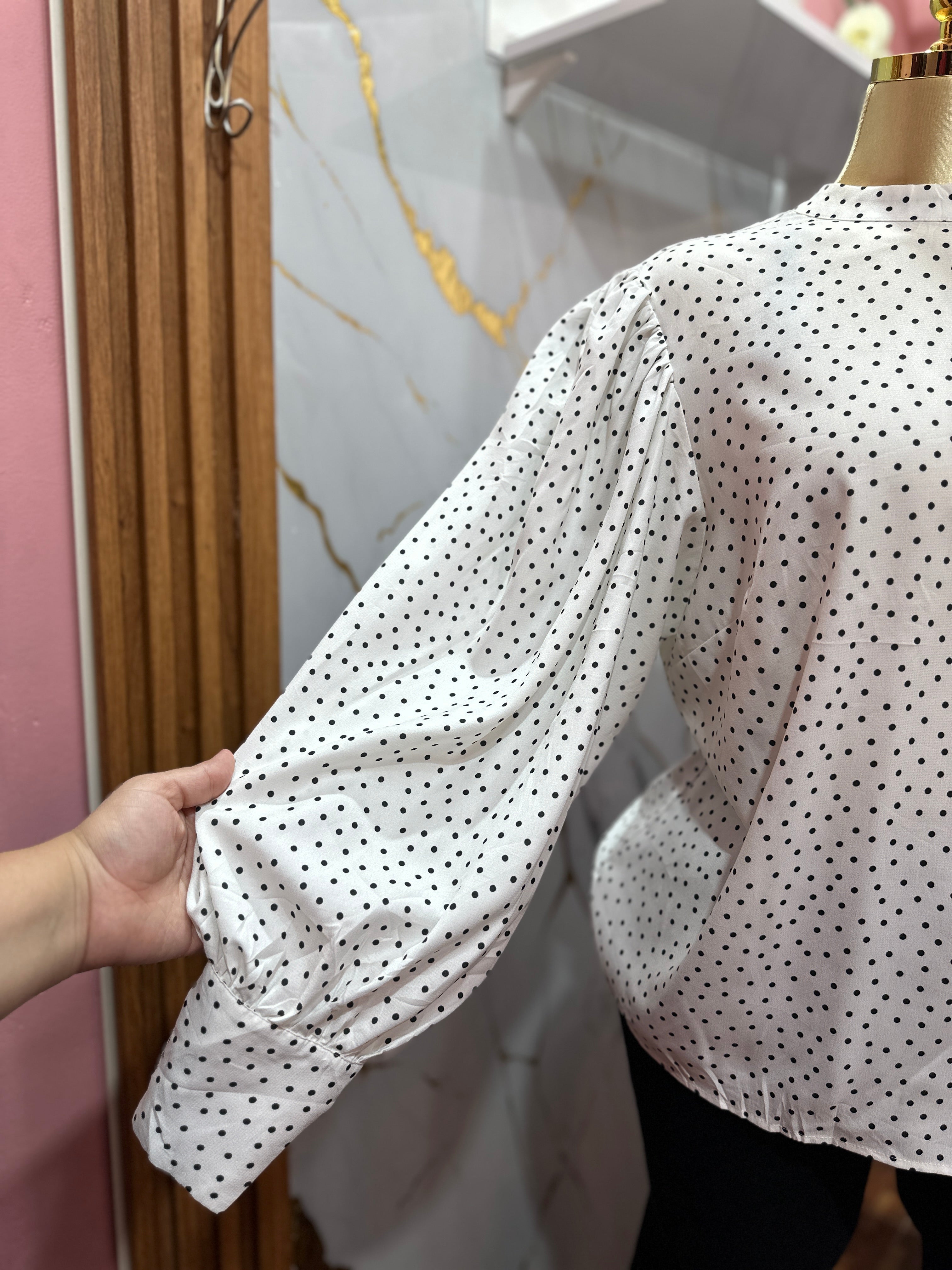 Blusa manga larga blanca de puntitos