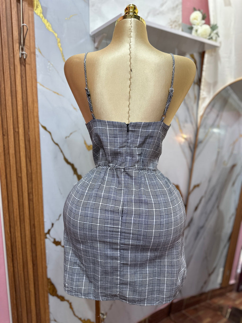 Vestido de cuadros gris con diseño de corset con cordones en la cintura