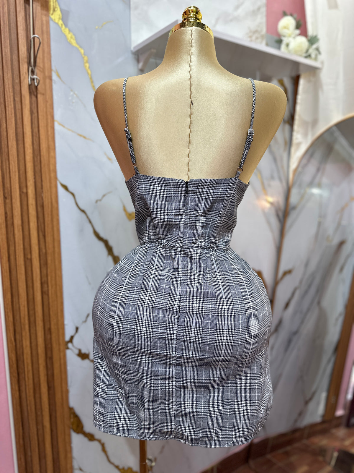 Vestido de cuadros gris con diseño de corset con cordones en la cintura