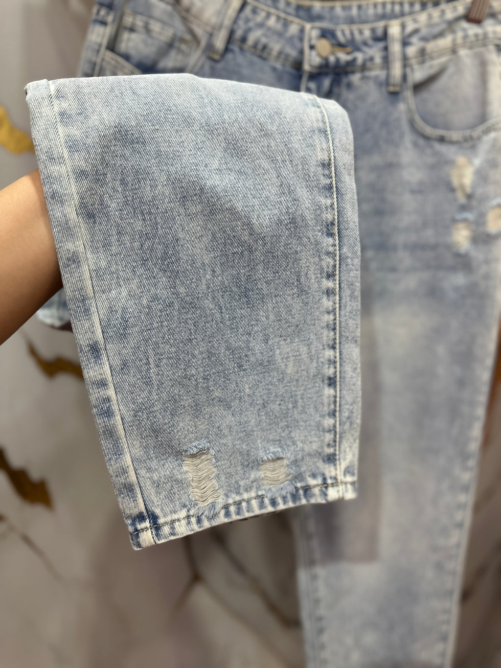 Pantalón de mezclilla SHEIN de corte recto en tono azul claro desgastado