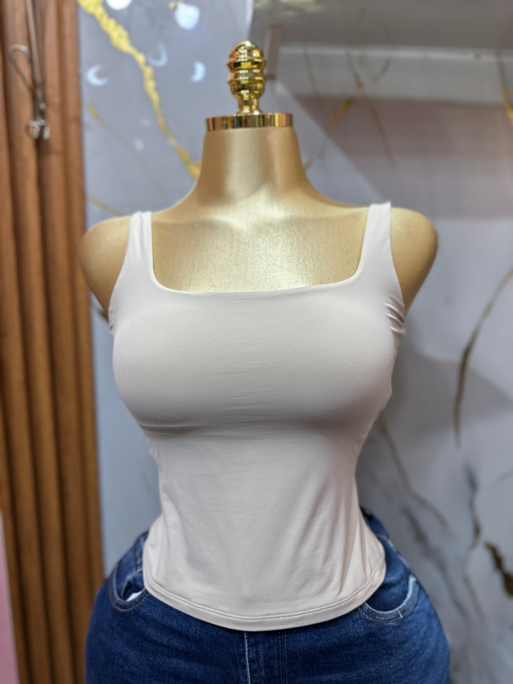 Top de tirantes color crema de cuello cuadrado con un ajuste entallado