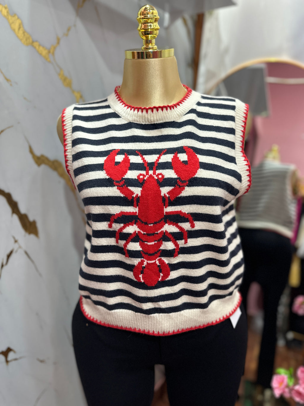 Camisa de cuello redondo con estampado de rayas azules sobre fondo blanco