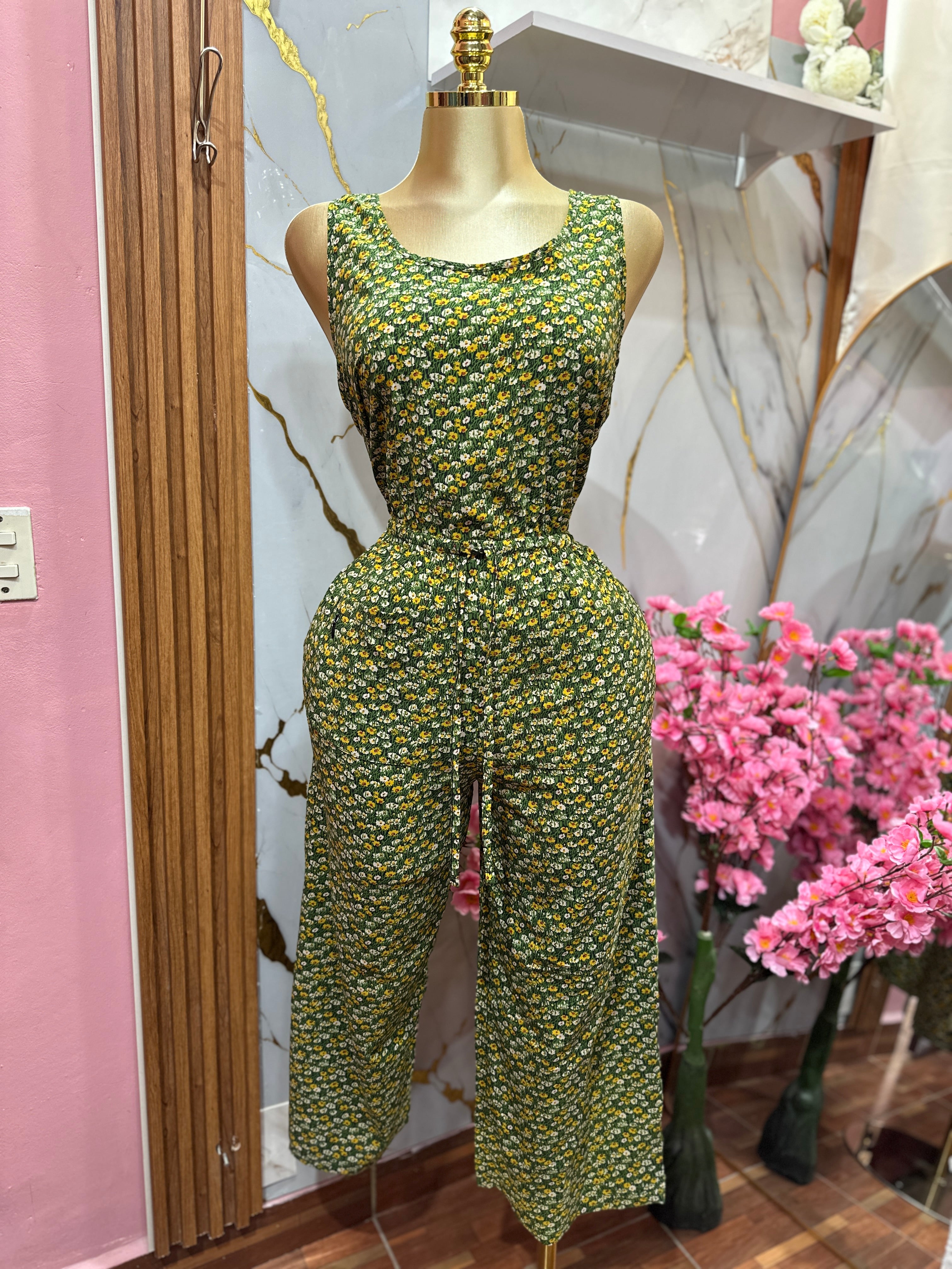 Jumpsuit verde con estampado floral de cuello redondo
