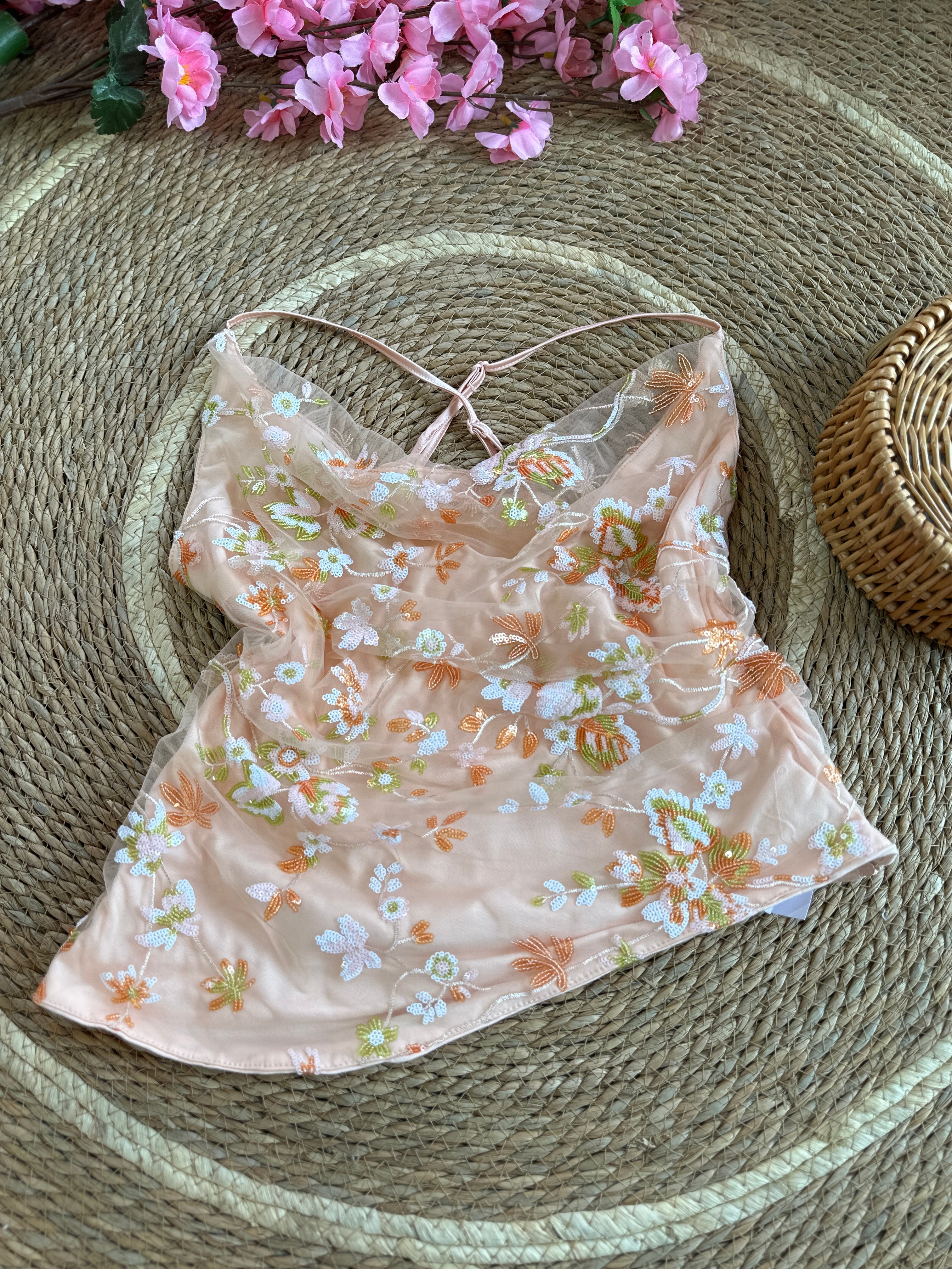 Blusa halter con bordado floral elegante