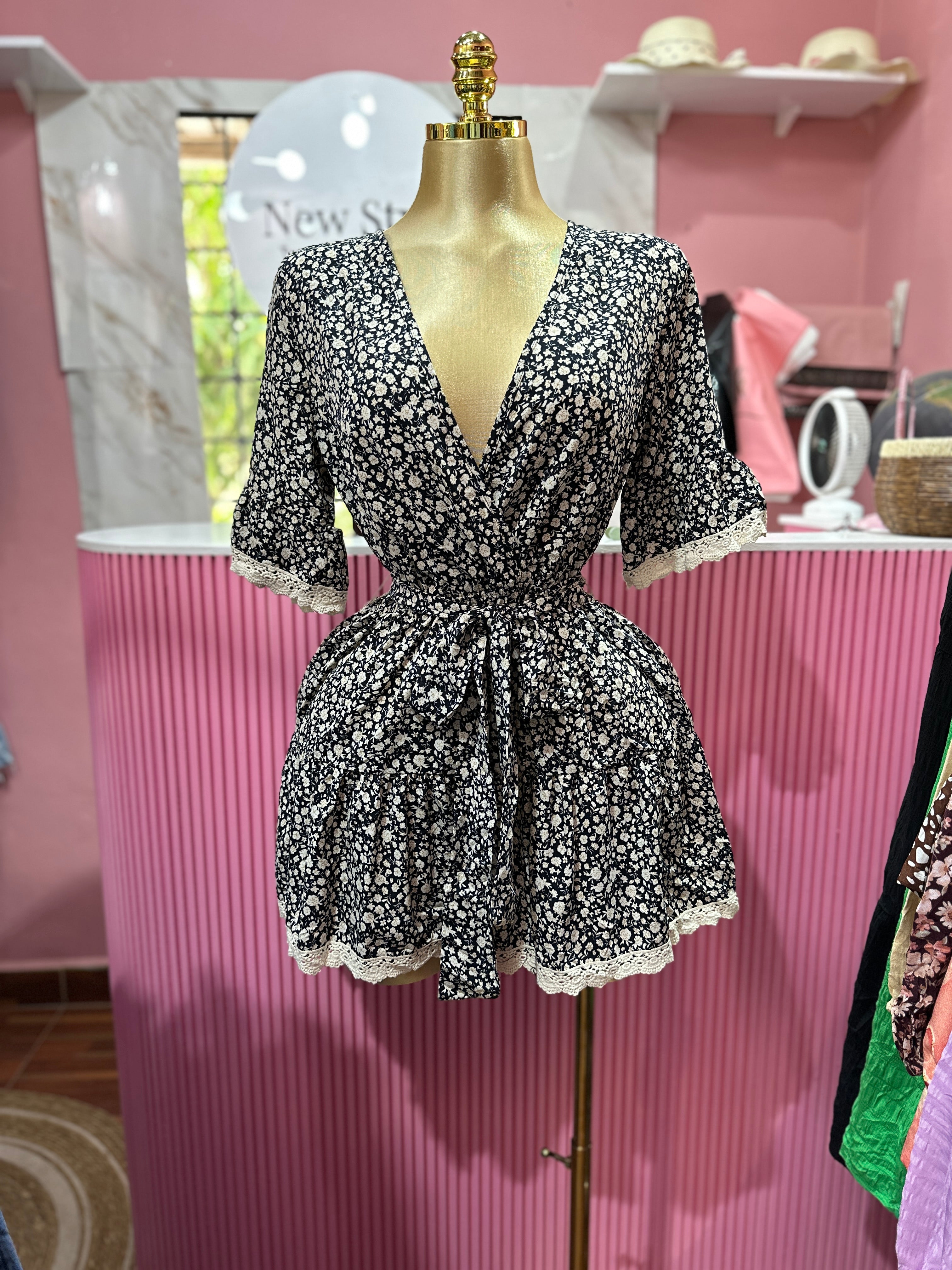 Jumpsuit corto con estampado floral y encaje