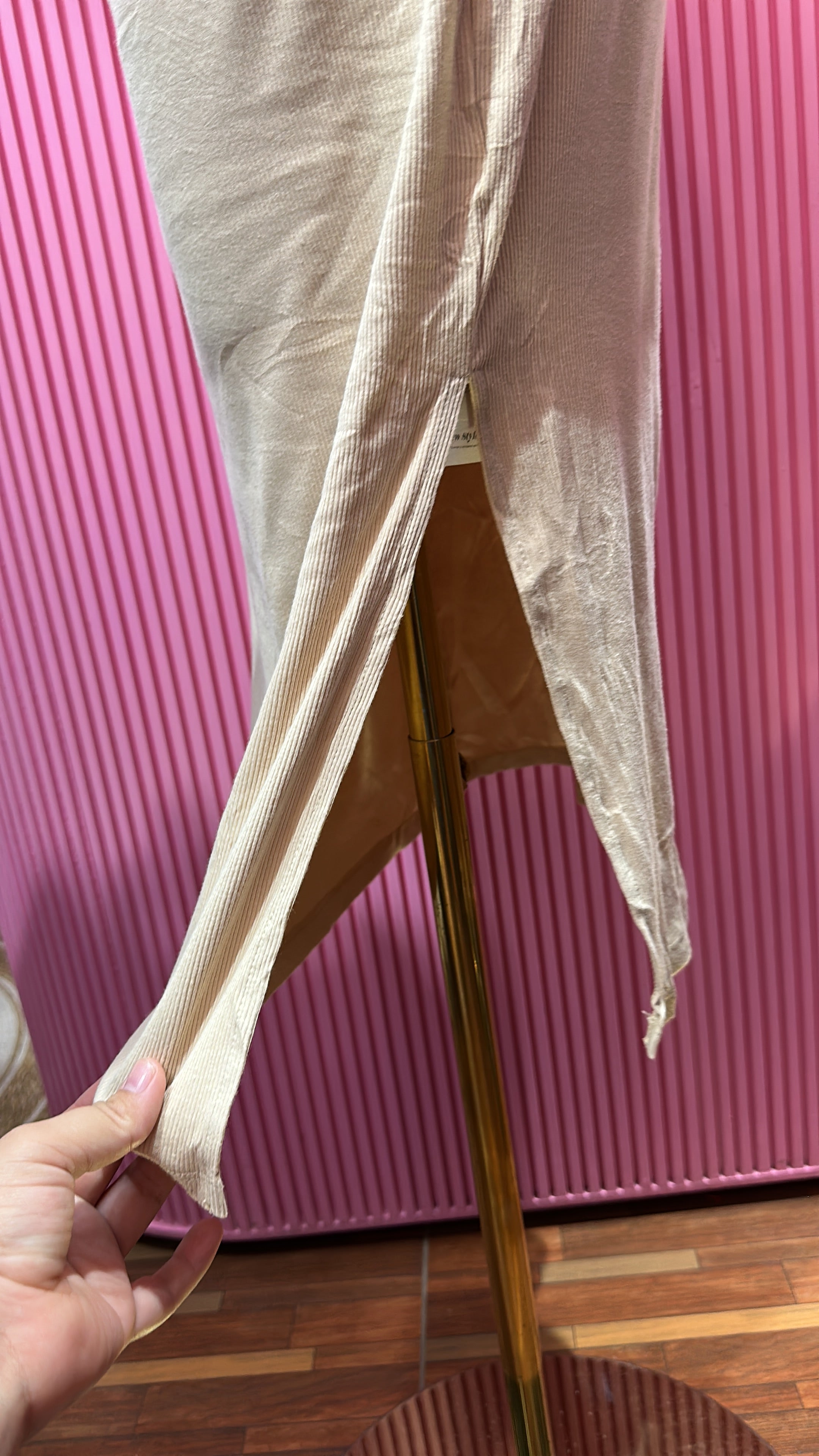 Vestido Midi Ajustado Beige  Manga corta con Abertura lateral en la pierna